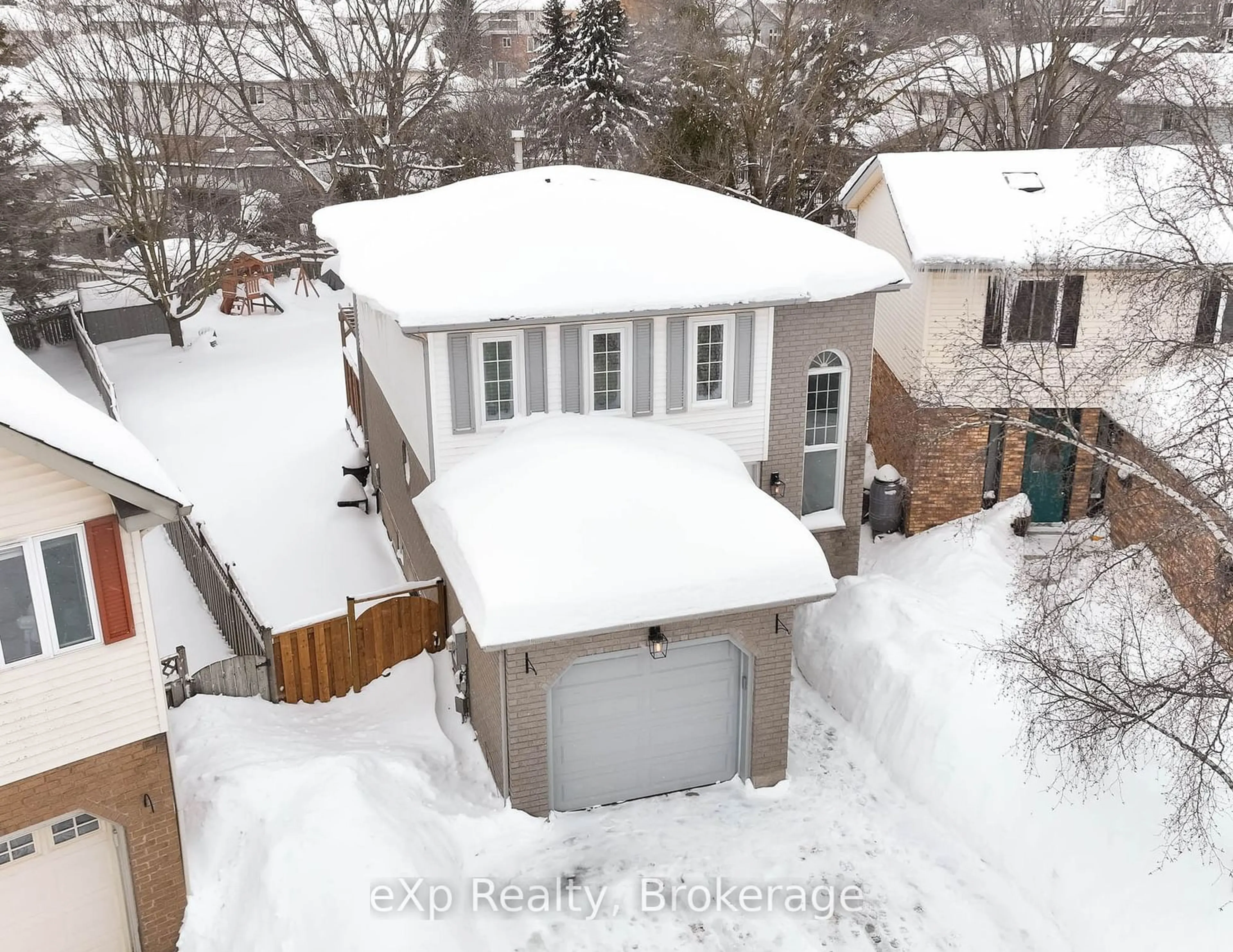 A pic from outside/outdoor area/front of a property/back of a property/a pic from drone, street for 527-A Rosemeadow Cres, Waterloo Ontario N2T 1Z9