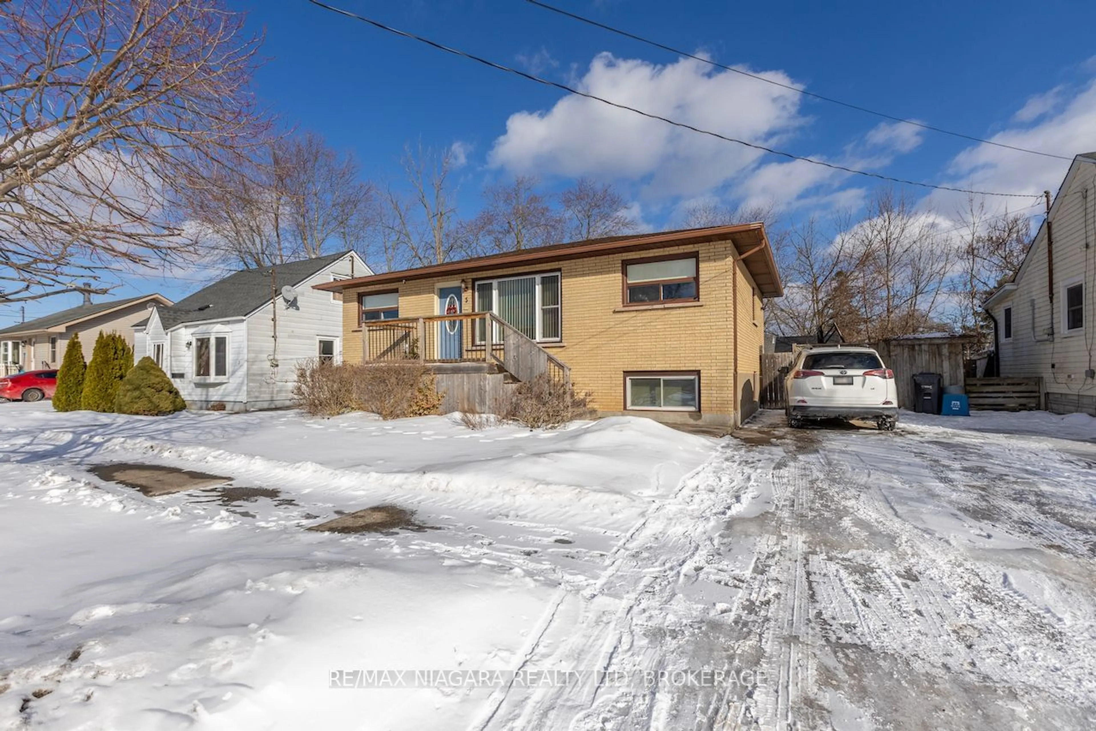 A pic from outside/outdoor area/front of a property/back of a property/a pic from drone, street for 5 Phylis St, Fort Erie Ontario L2A 3Y1