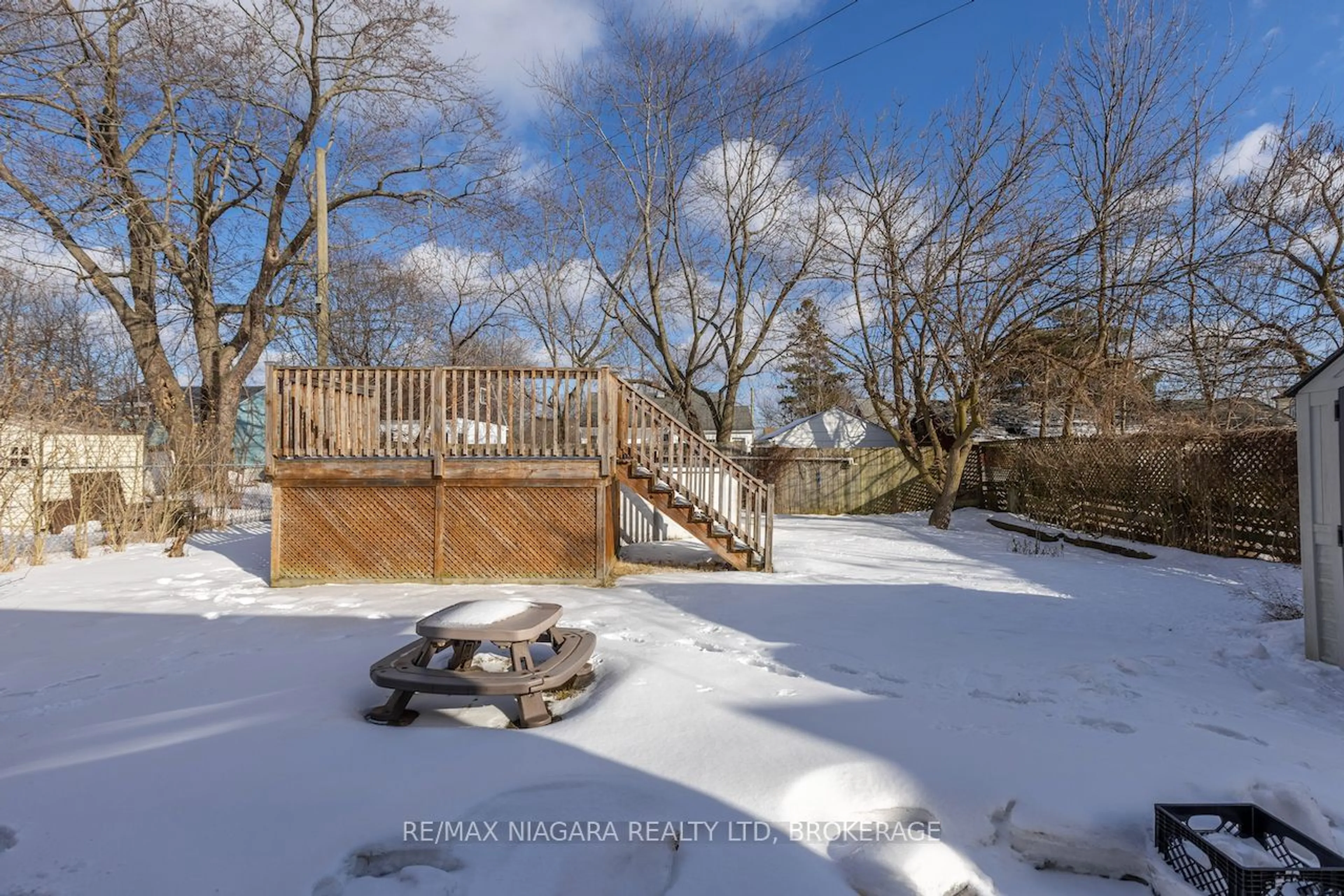 A pic from outside/outdoor area/front of a property/back of a property/a pic from drone, unknown for 5 Phylis St, Fort Erie Ontario L2A 3Y1