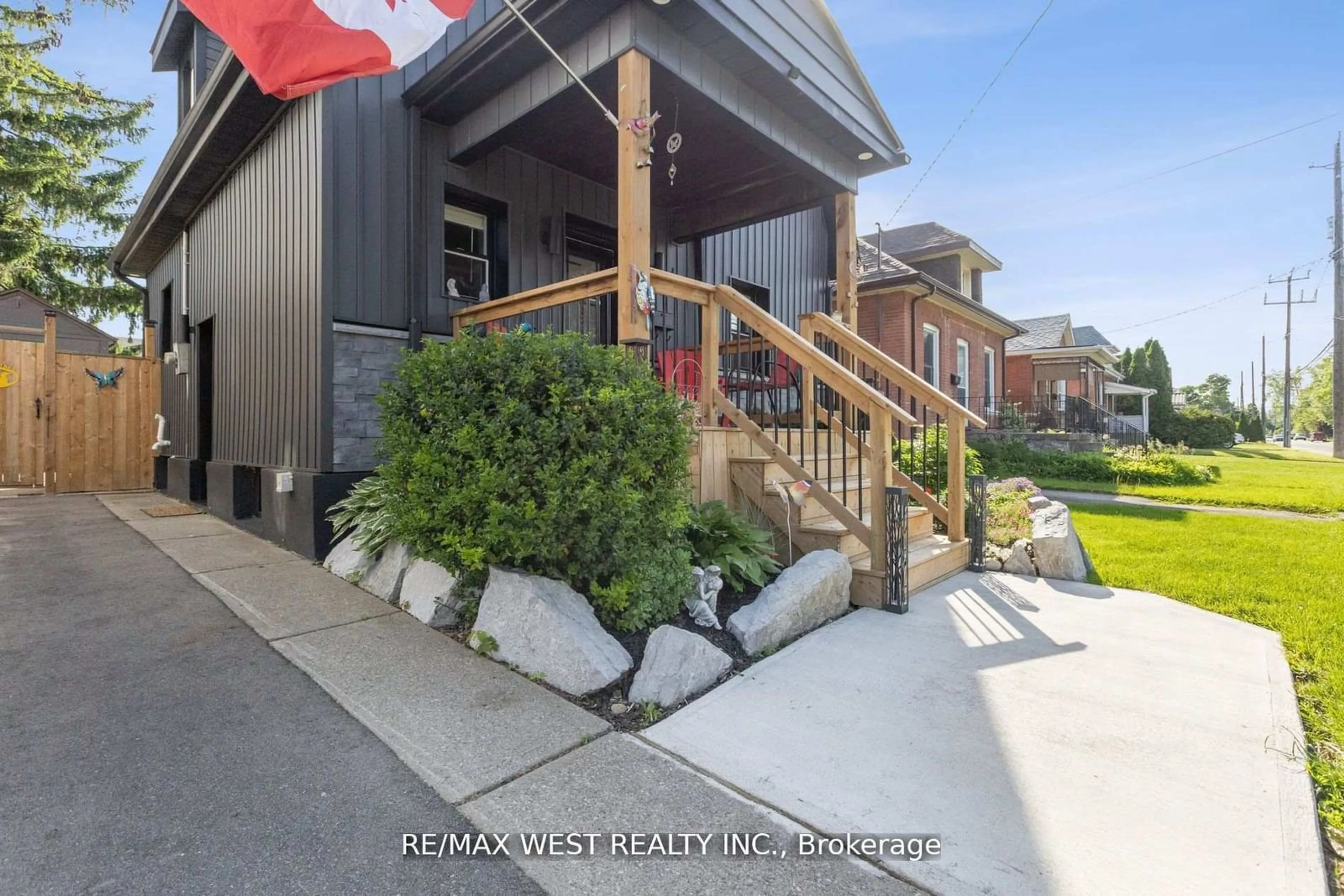 Patio, street for 48 Burwell St, Brantford Ontario N3T 4T7