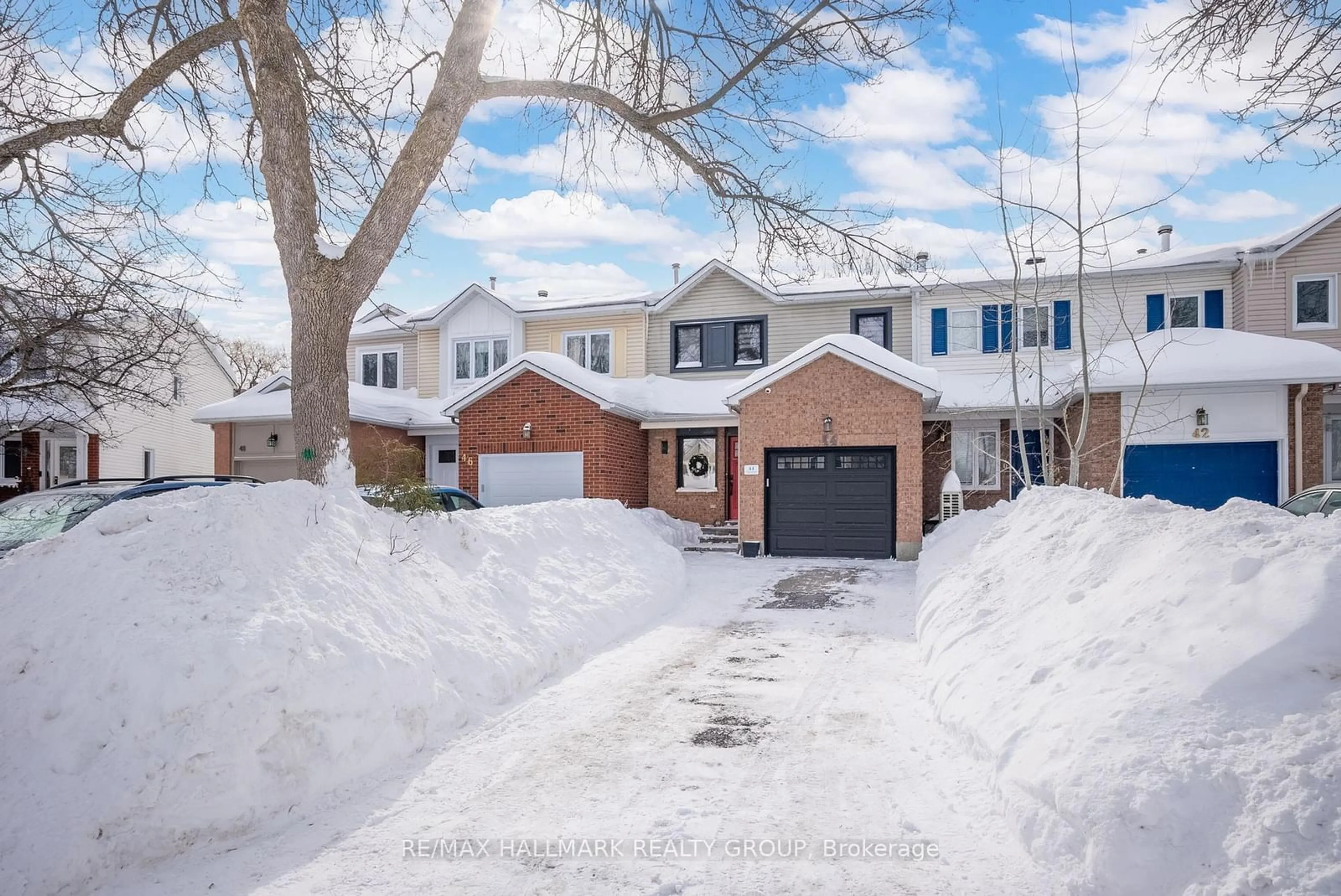 A pic from outside/outdoor area/front of a property/back of a property/a pic from drone, street for 44 Kimbolton Cres, Kanata Ontario K2K 2S3