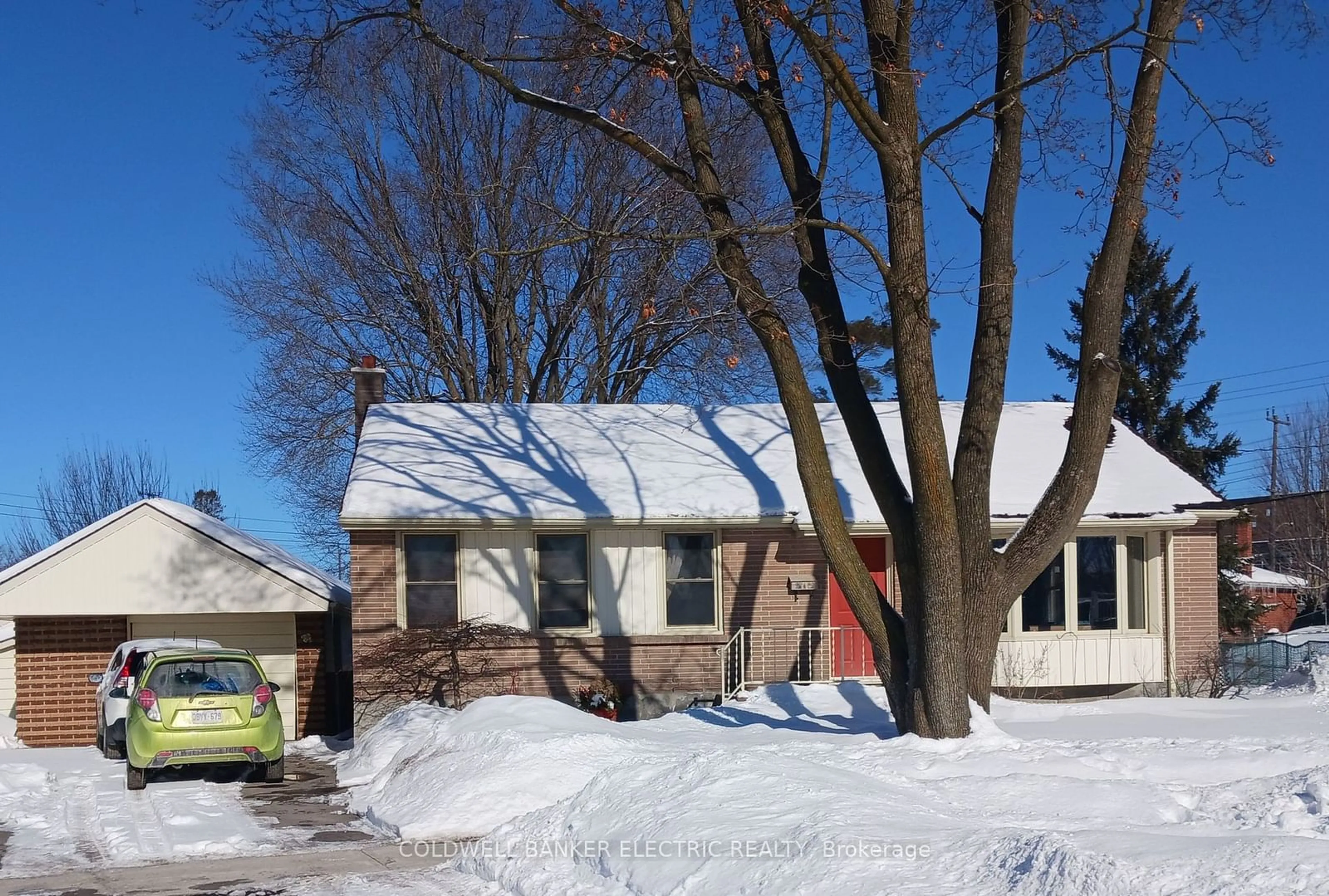 Home with vinyl exterior material, street for 912 Elmdale Cres, Peterborough Ontario K9H 6G3