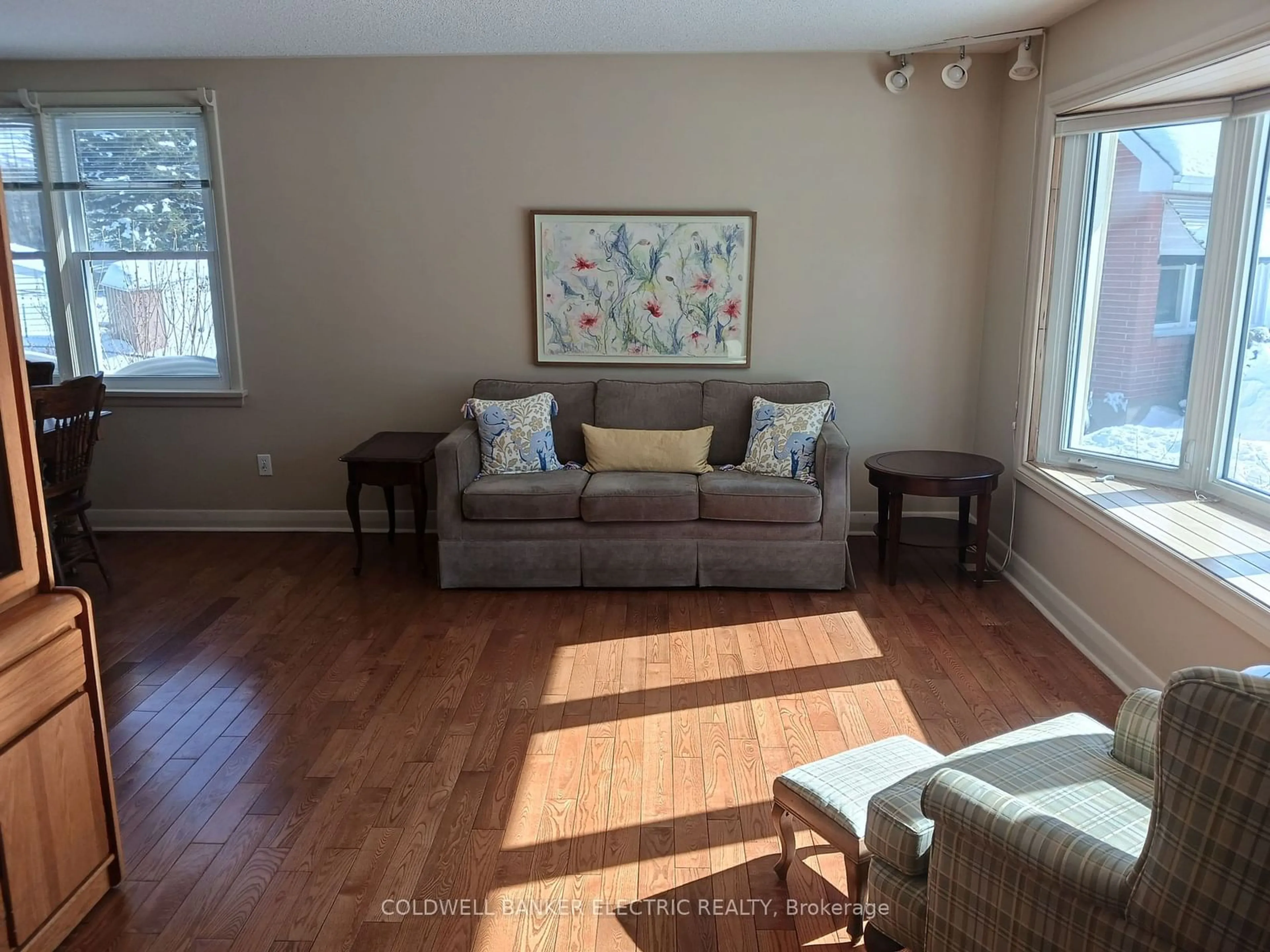 Living room with furniture, wood/laminate floor for 912 Elmdale Cres, Peterborough Ontario K9H 6G3