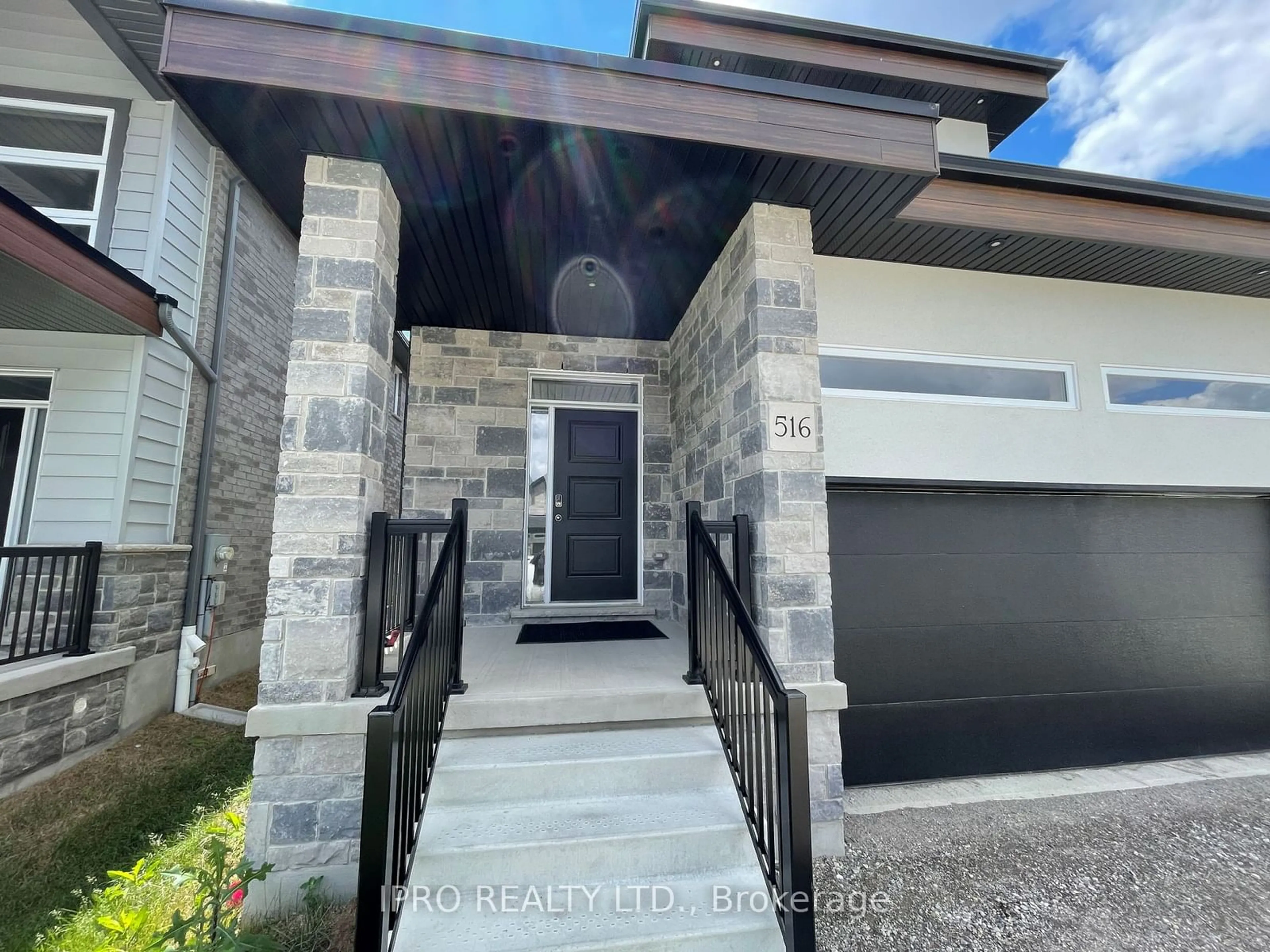 Indoor entryway for 516 Doonwoods Cres, Kitchener Ontario N2P 0E5