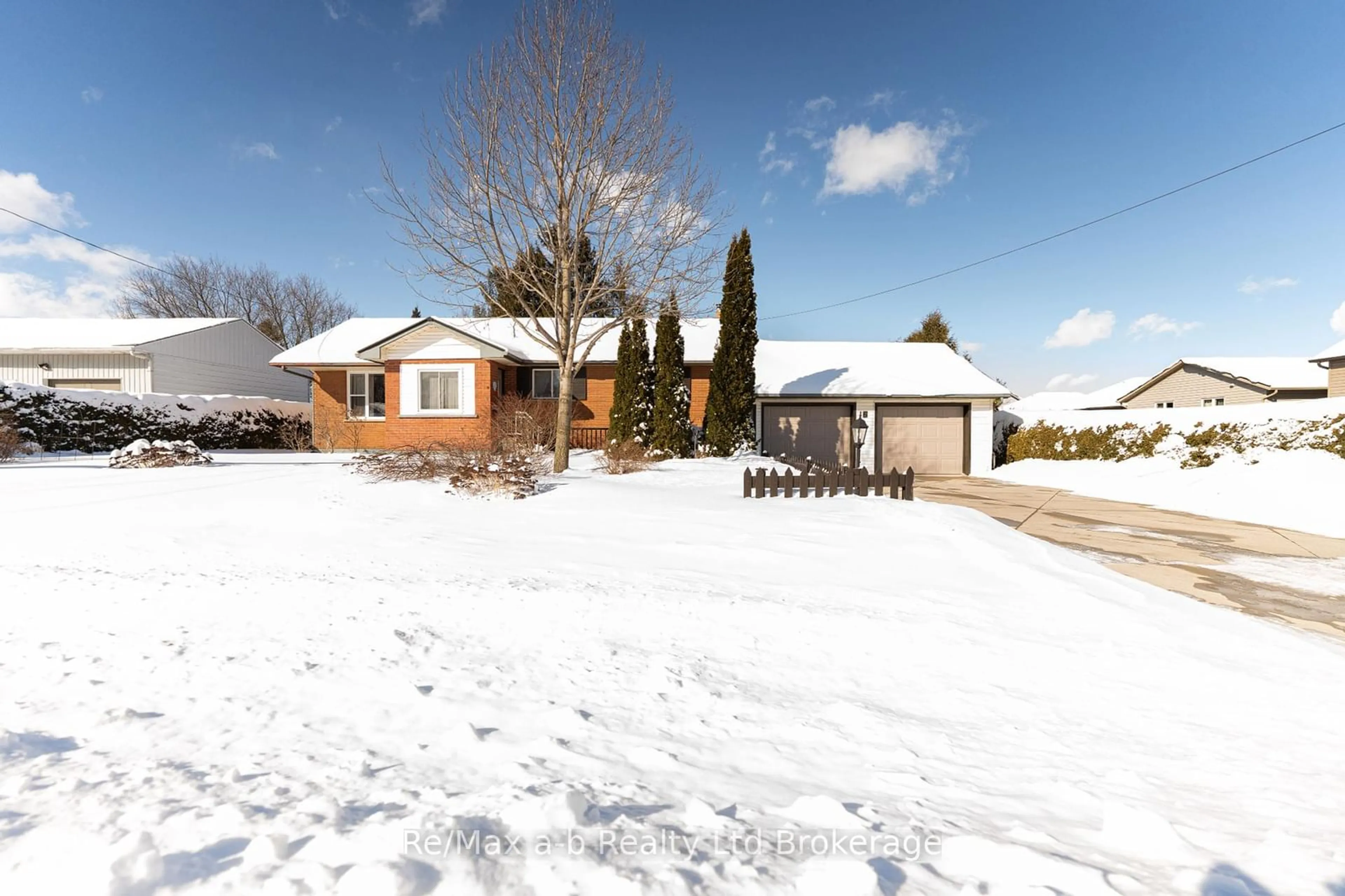 A pic from outside/outdoor area/front of a property/back of a property/a pic from drone, street for 6 Fairview St, Tillsonburg Ontario N4G 1A1