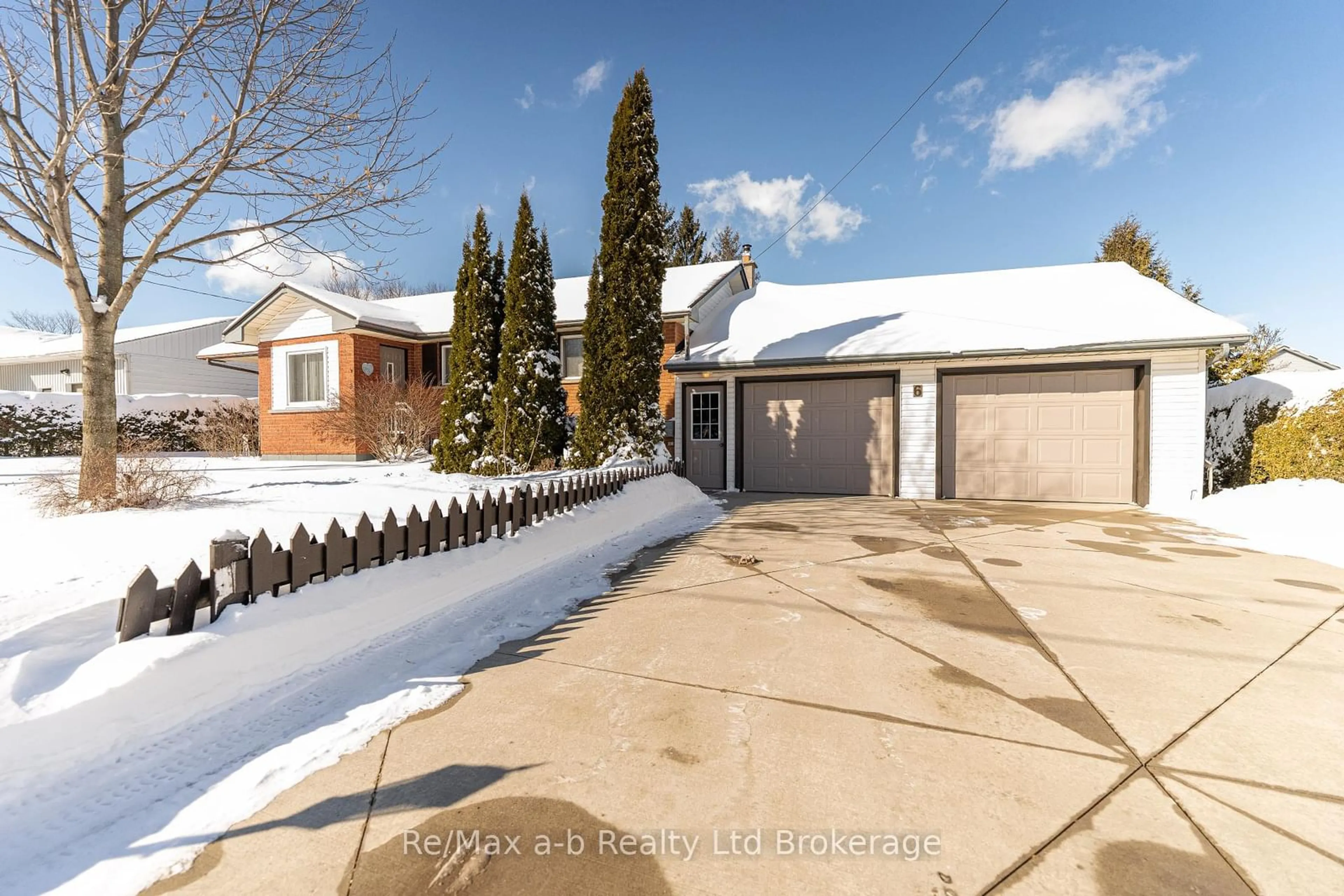 A pic from outside/outdoor area/front of a property/back of a property/a pic from drone, street for 6 Fairview St, Tillsonburg Ontario N4G 1A1