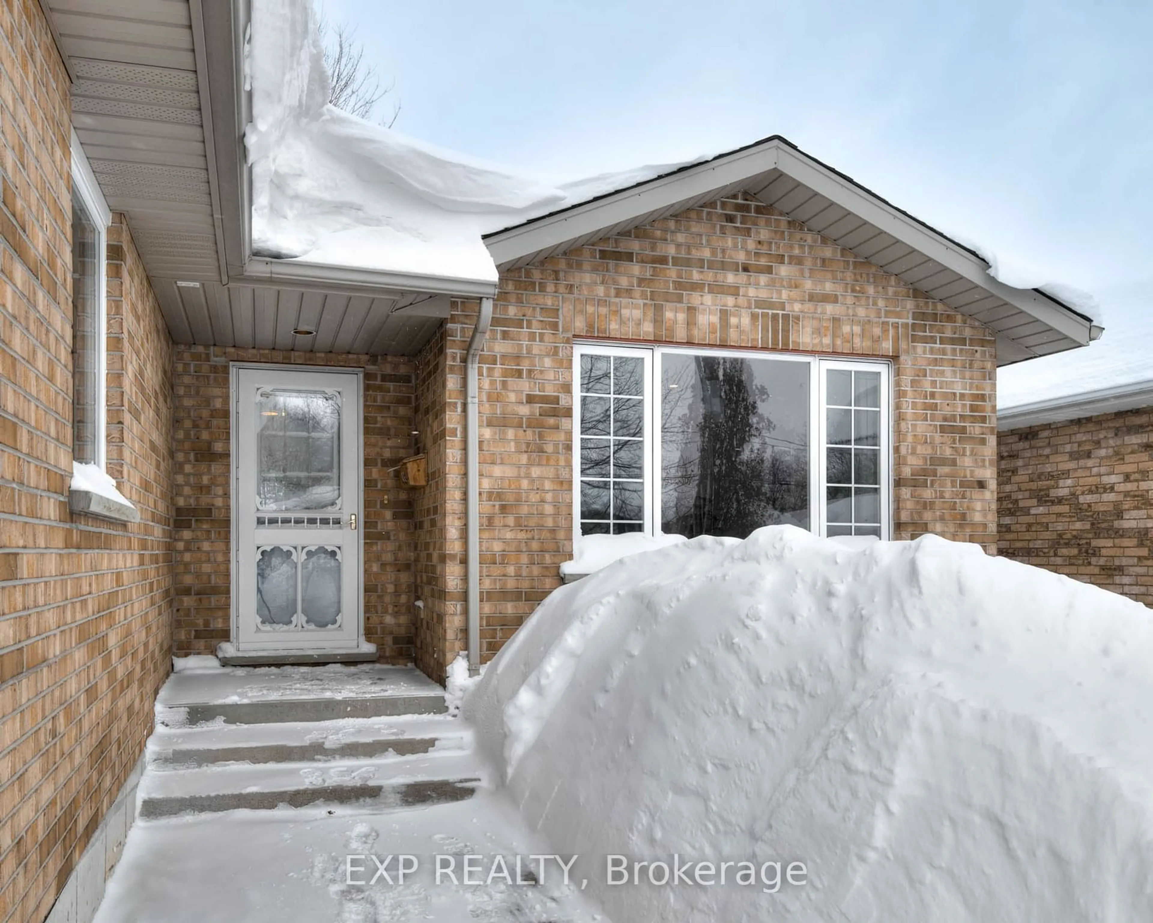 Indoor entryway for 755 Edgar St, North Perth Ontario N4W 3T8