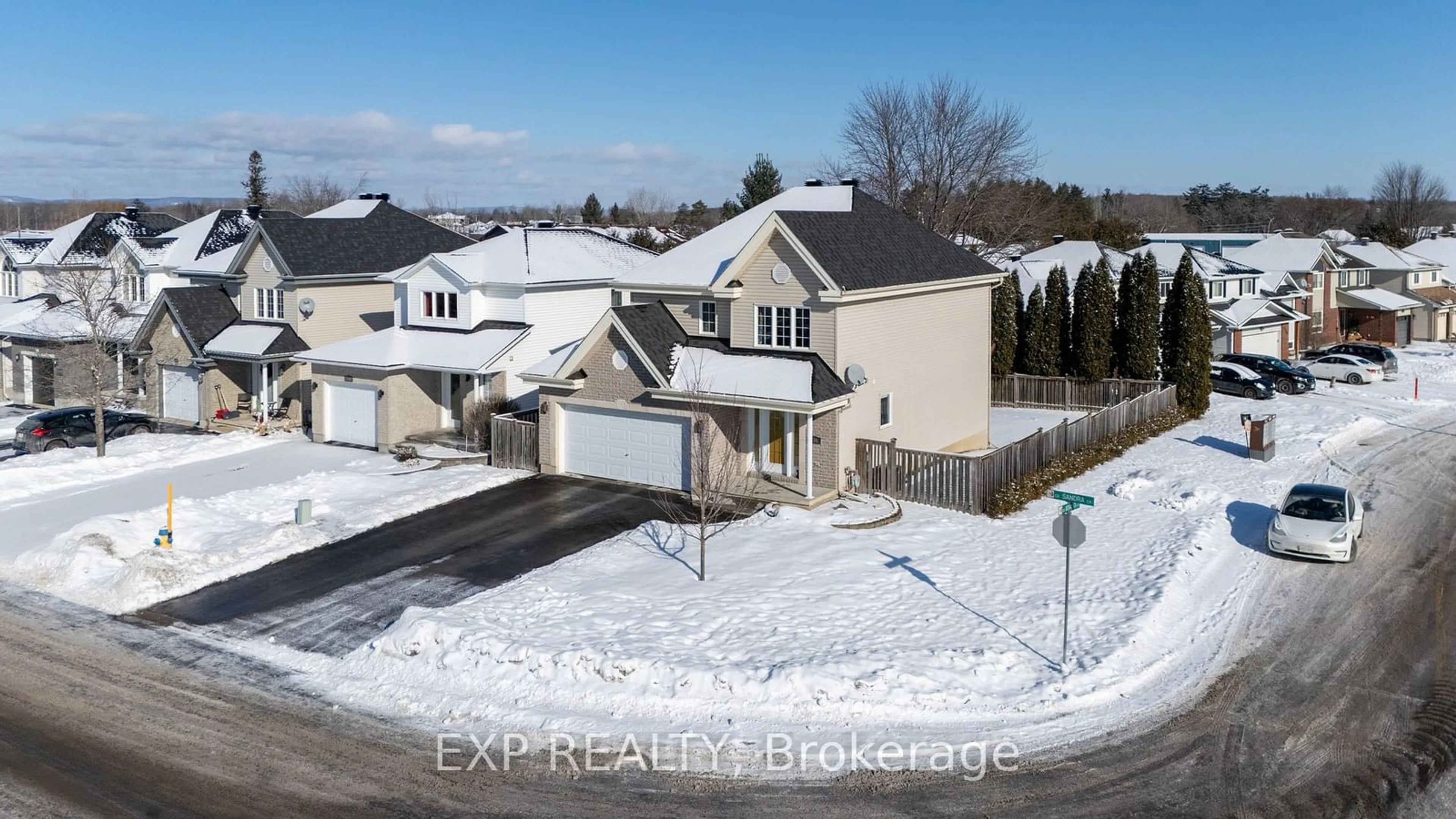 A pic from outside/outdoor area/front of a property/back of a property/a pic from drone, street for 151 SANDRA Cres, Clarence-Rockland Ontario K4K 1N7