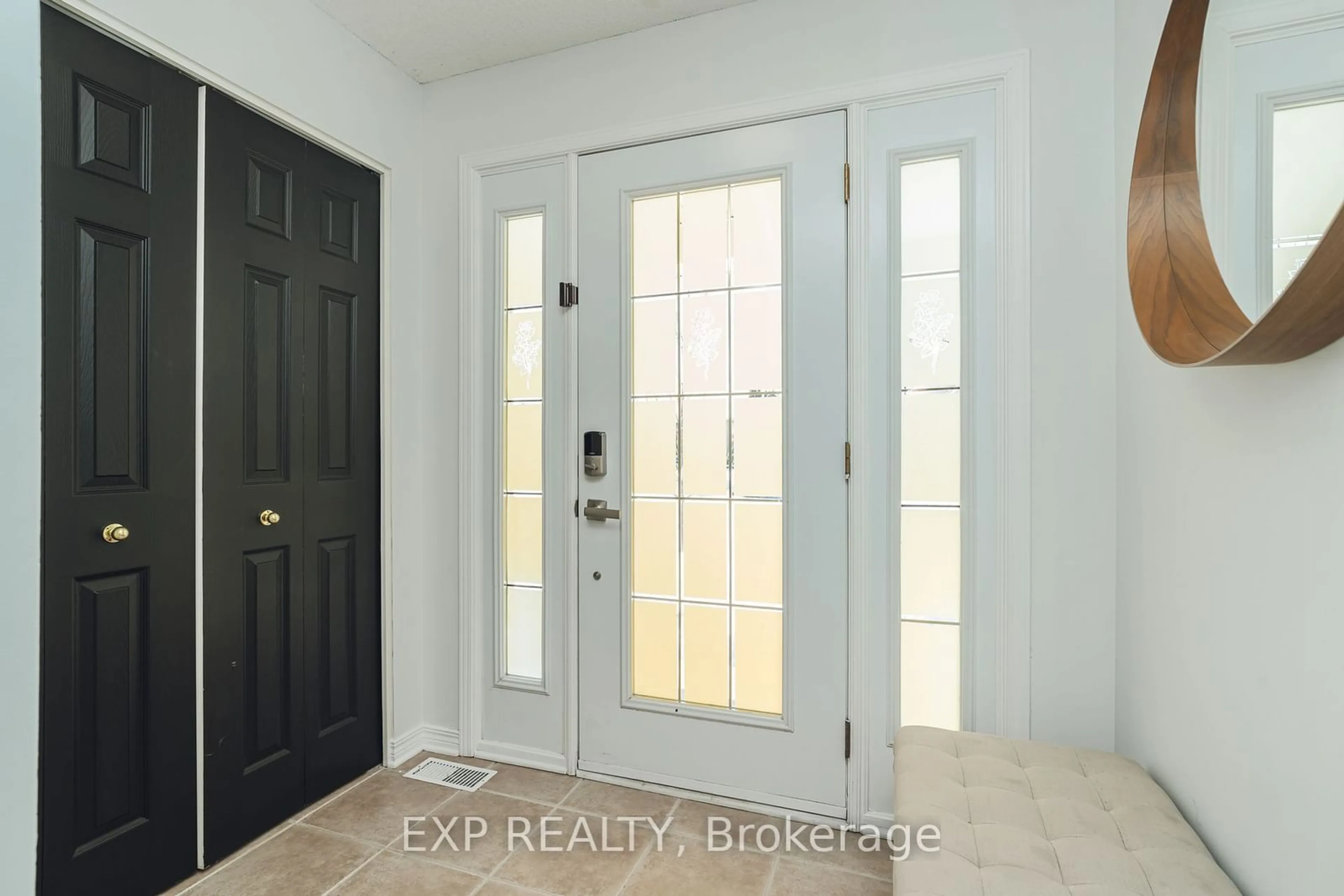 Indoor entryway for 151 SANDRA Cres, Clarence-Rockland Ontario K4K 1N7