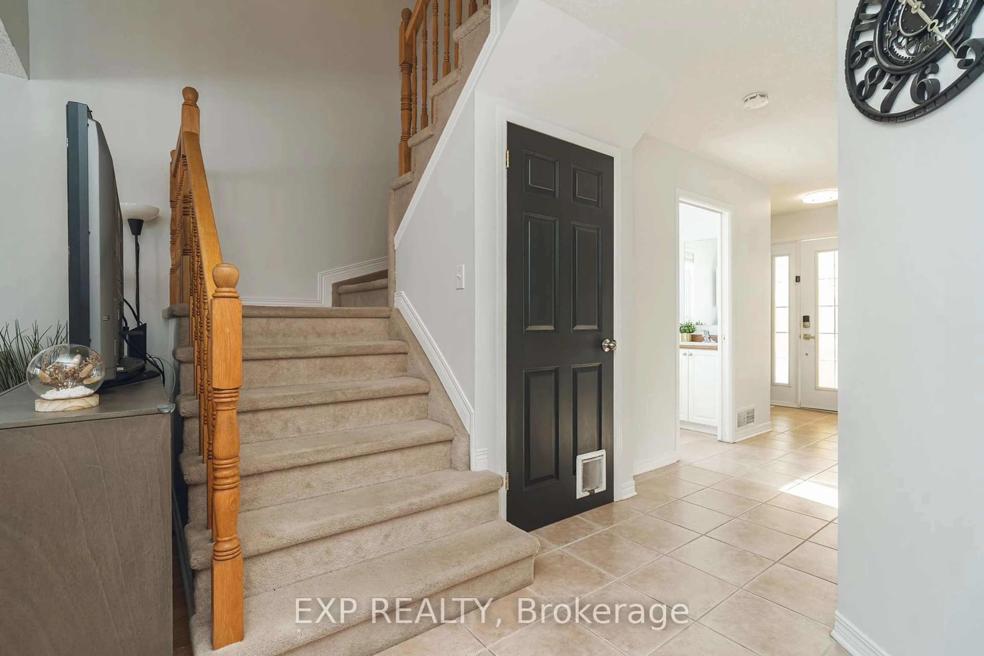 Indoor entryway for 151 SANDRA Cres, Clarence-Rockland Ontario K4K 1N7