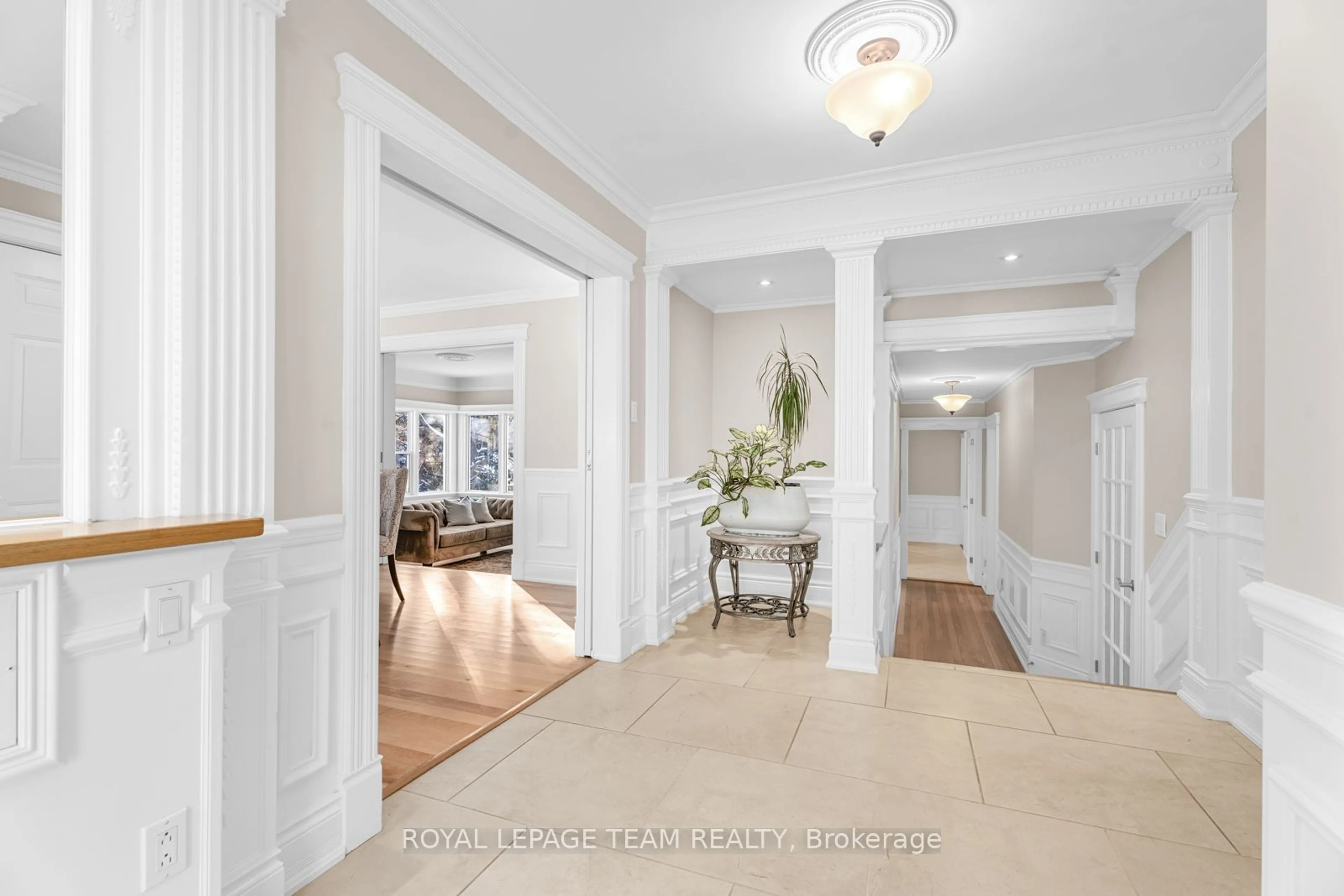 Indoor foyer for 235 Hemlock Rd, Rockcliffe Park Ontario K1M 1K4