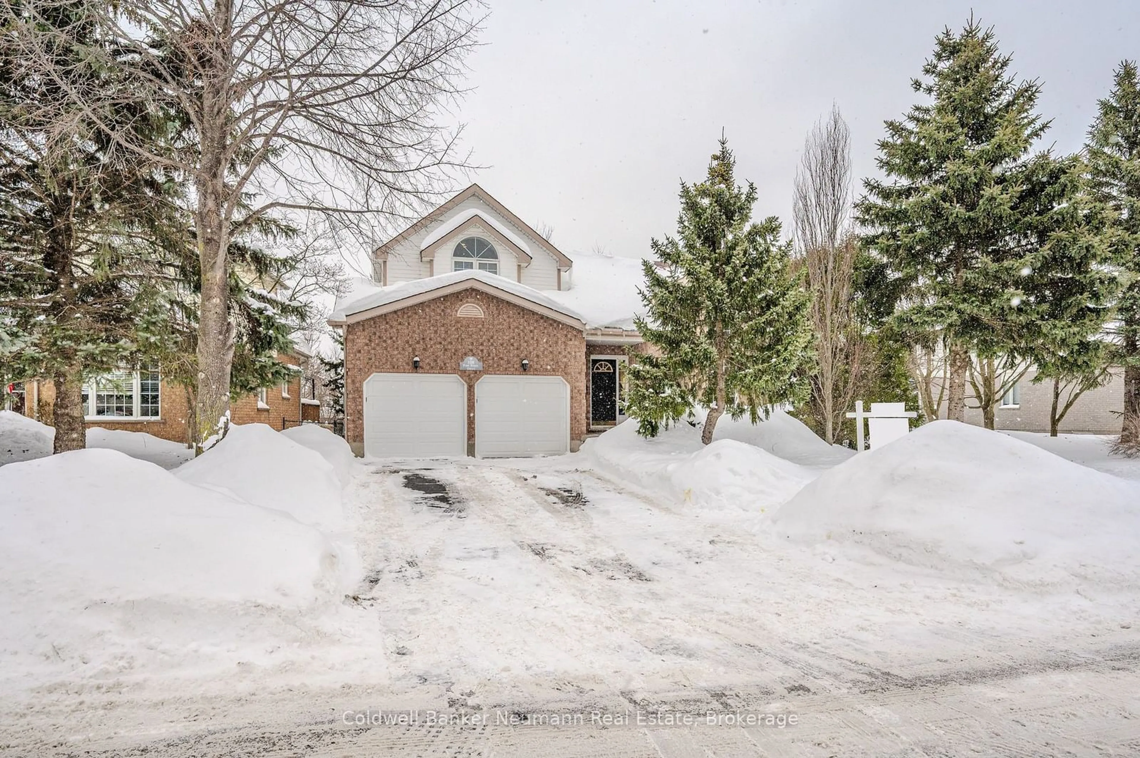 A pic from outside/outdoor area/front of a property/back of a property/a pic from drone, street for 108 Pine Ridge Dr, Guelph Ontario N1L 1H7