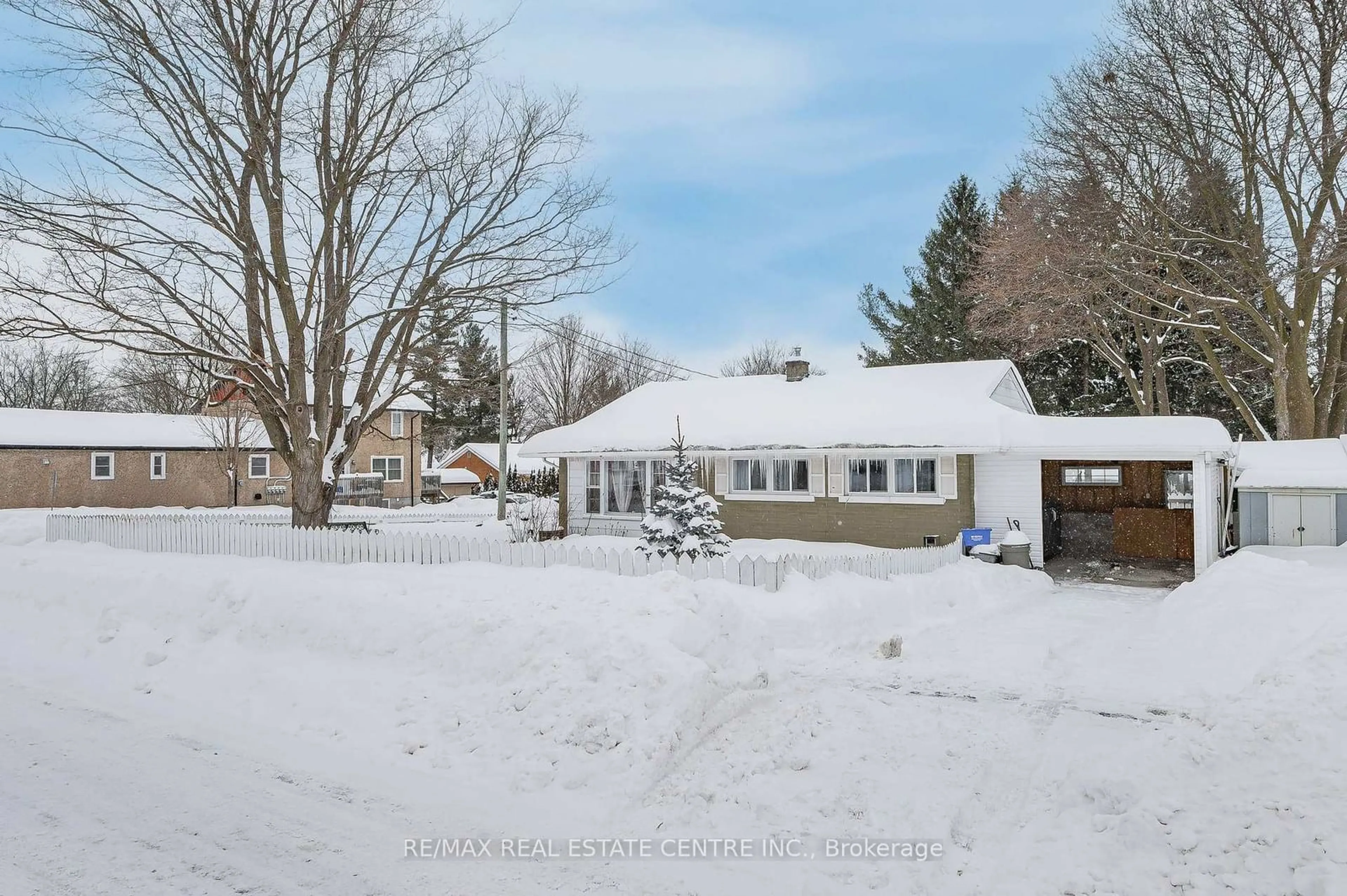 A pic from outside/outdoor area/front of a property/back of a property/a pic from drone, street for 33 Third Ave, Cambridge Ontario N1S 2C5