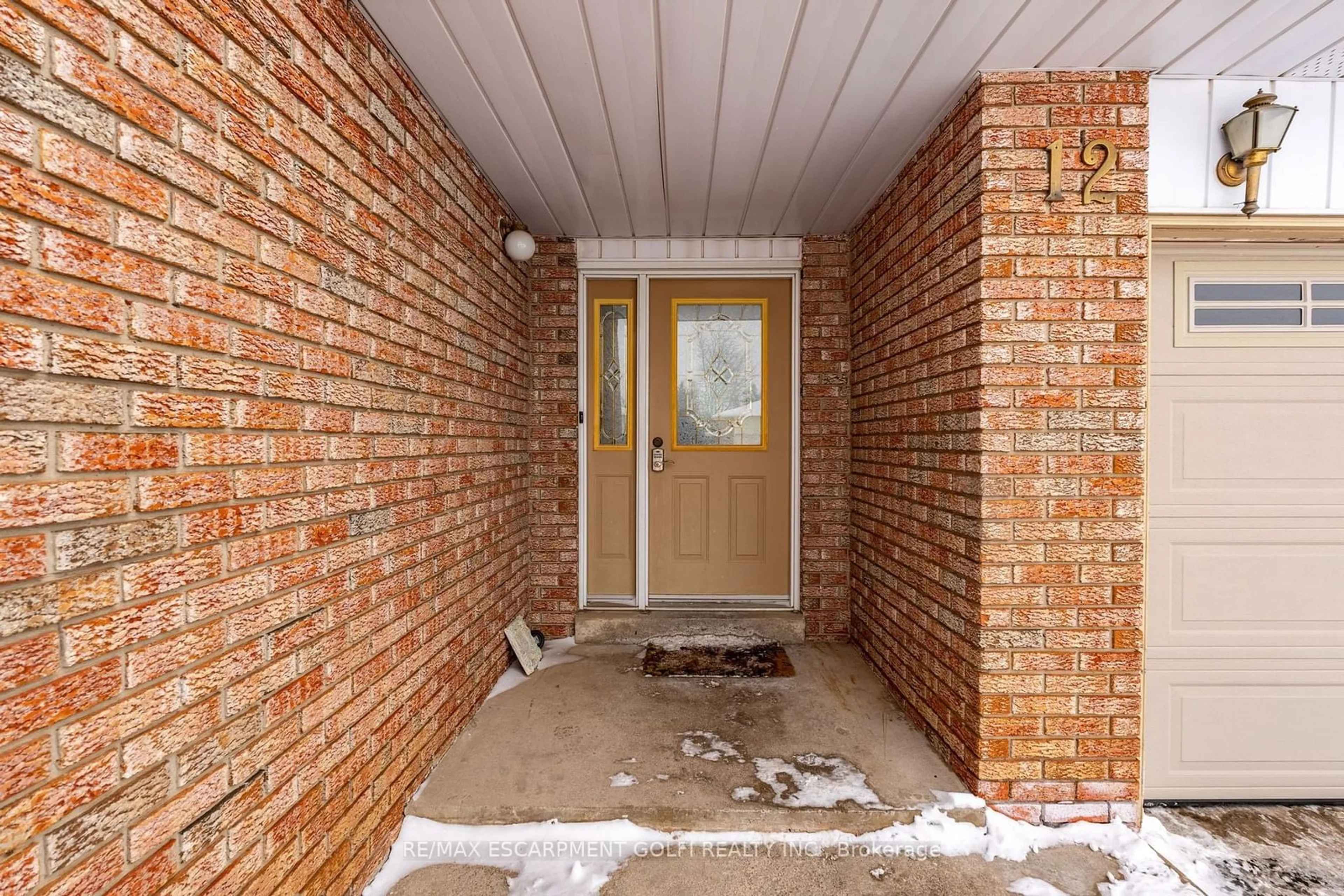 Indoor entryway for 12 Ashdale Crt, Hamilton Ontario L0R 2H3