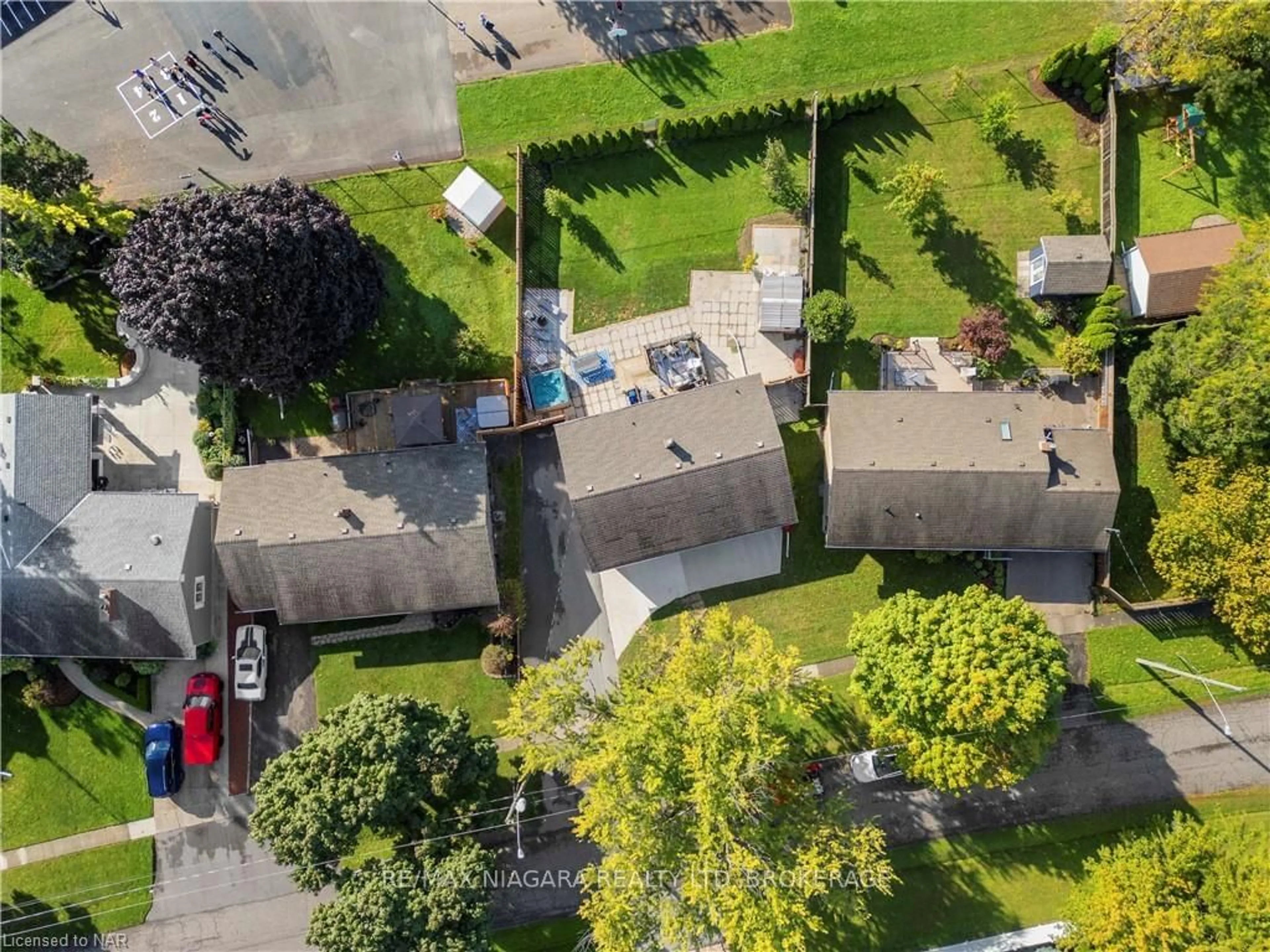 A pic from outside/outdoor area/front of a property/back of a property/a pic from drone, street for 5 DRAPER Dr, St. Catharines Ontario L2N 2Y3