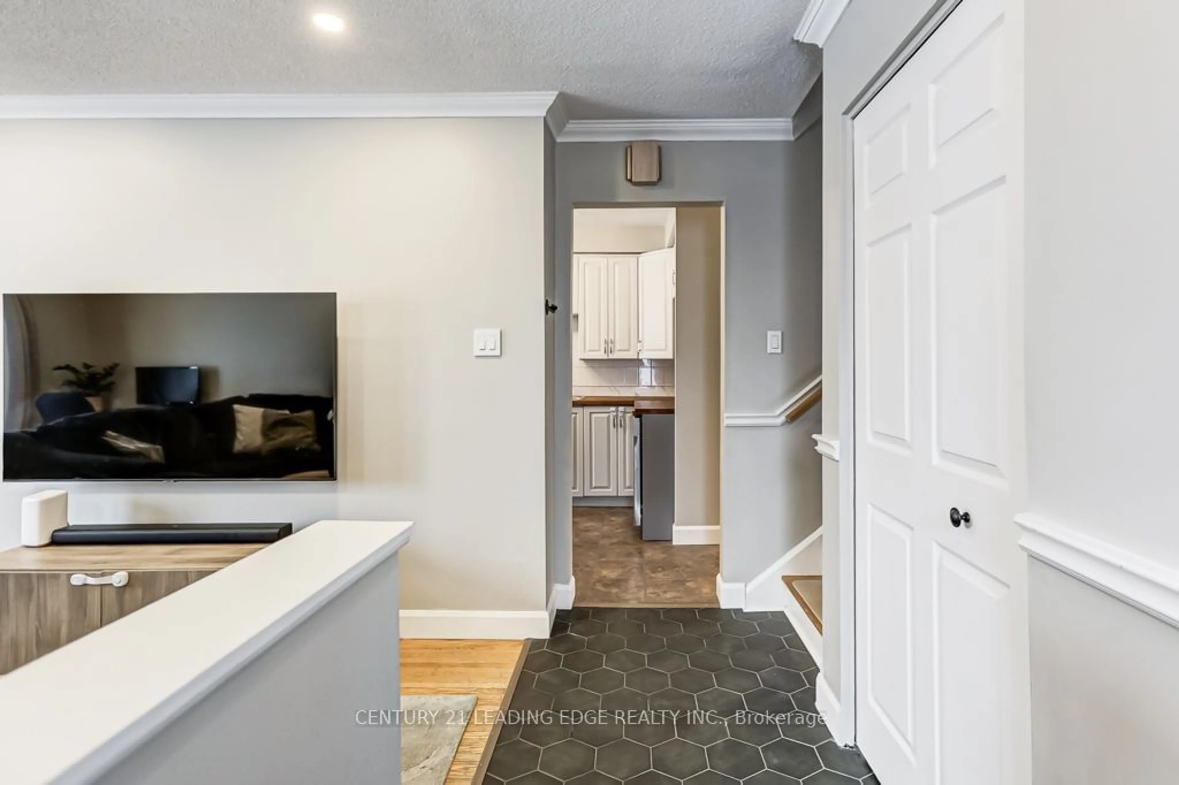 Indoor entryway for 201 ST ANDREWS Dr, Hamilton Ontario L8K 5K2