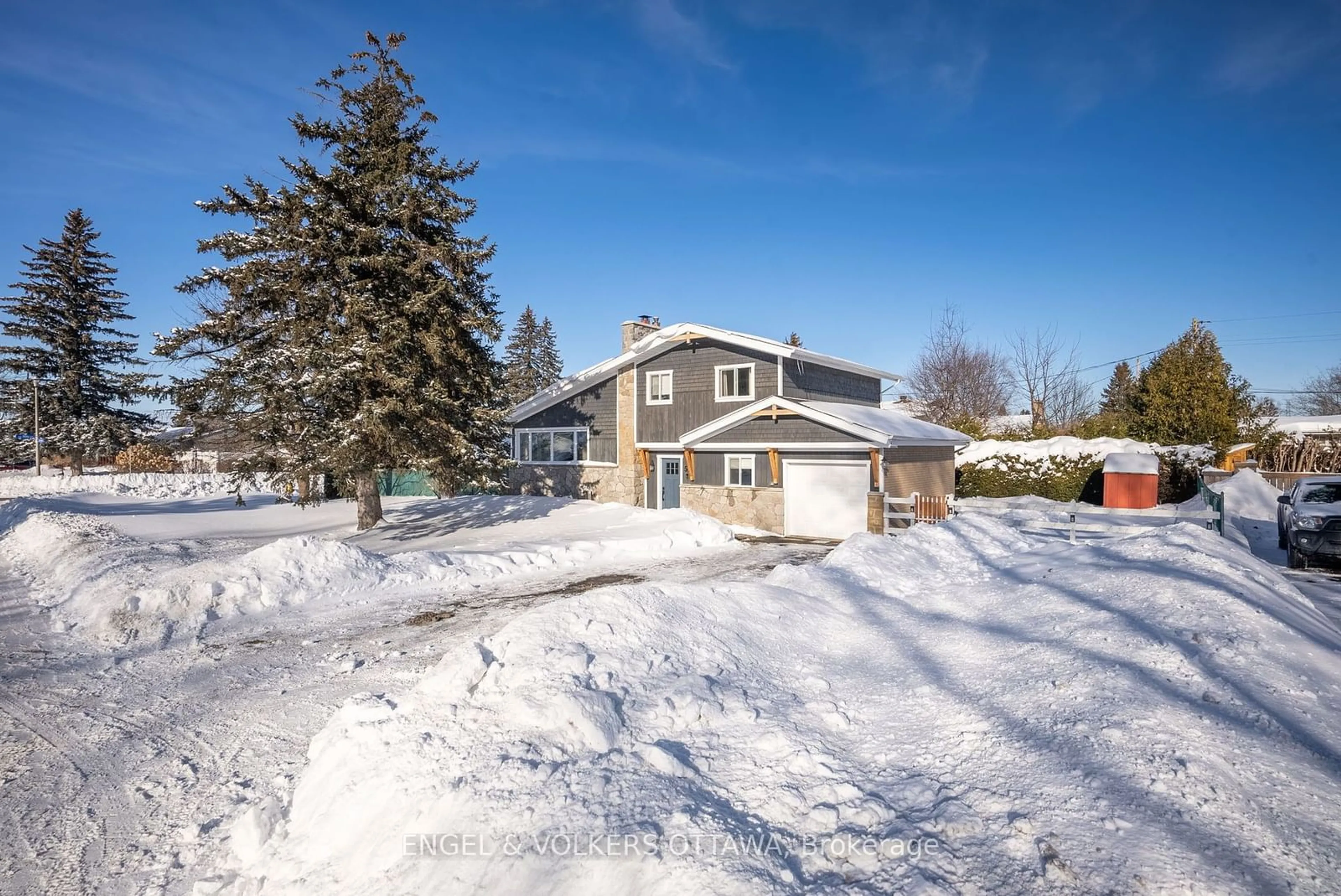 A pic from outside/outdoor area/front of a property/back of a property/a pic from drone, street for 5 Kimdale St, South of Baseline to Knoxdale Ontario K2G 0X1