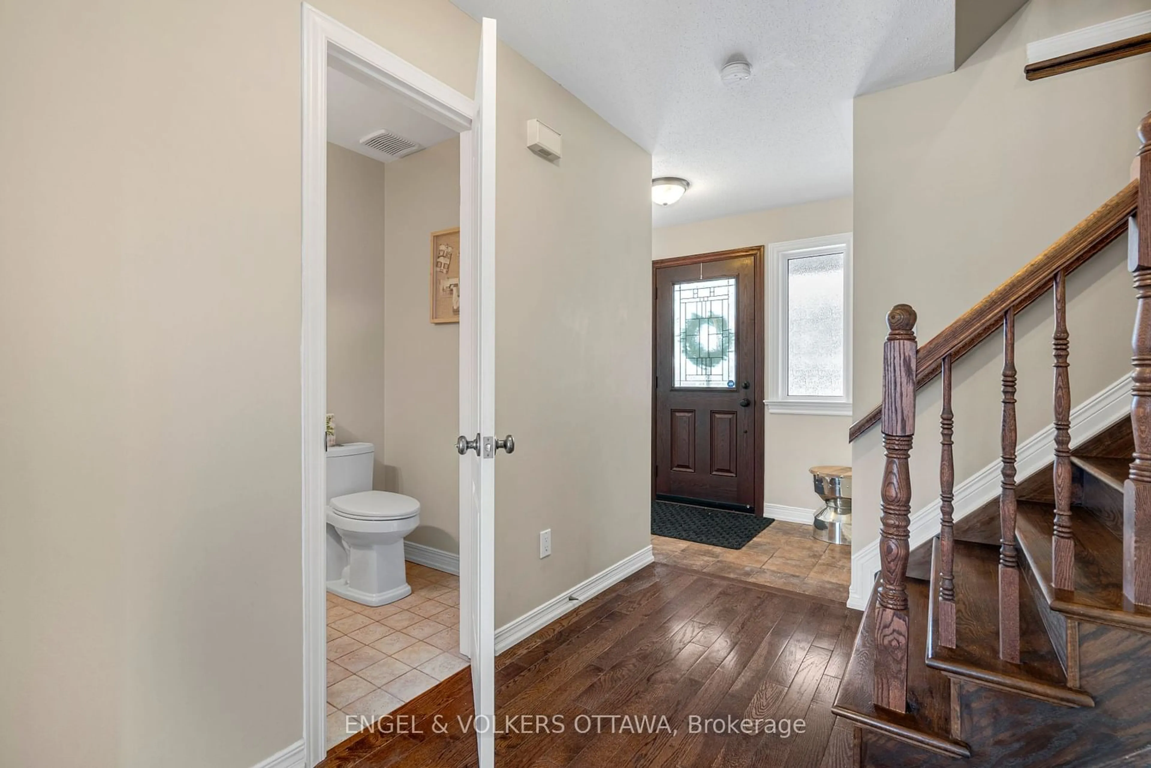 Indoor entryway for 36 Newborough Cres, Barrhaven Ontario K2G 6A5