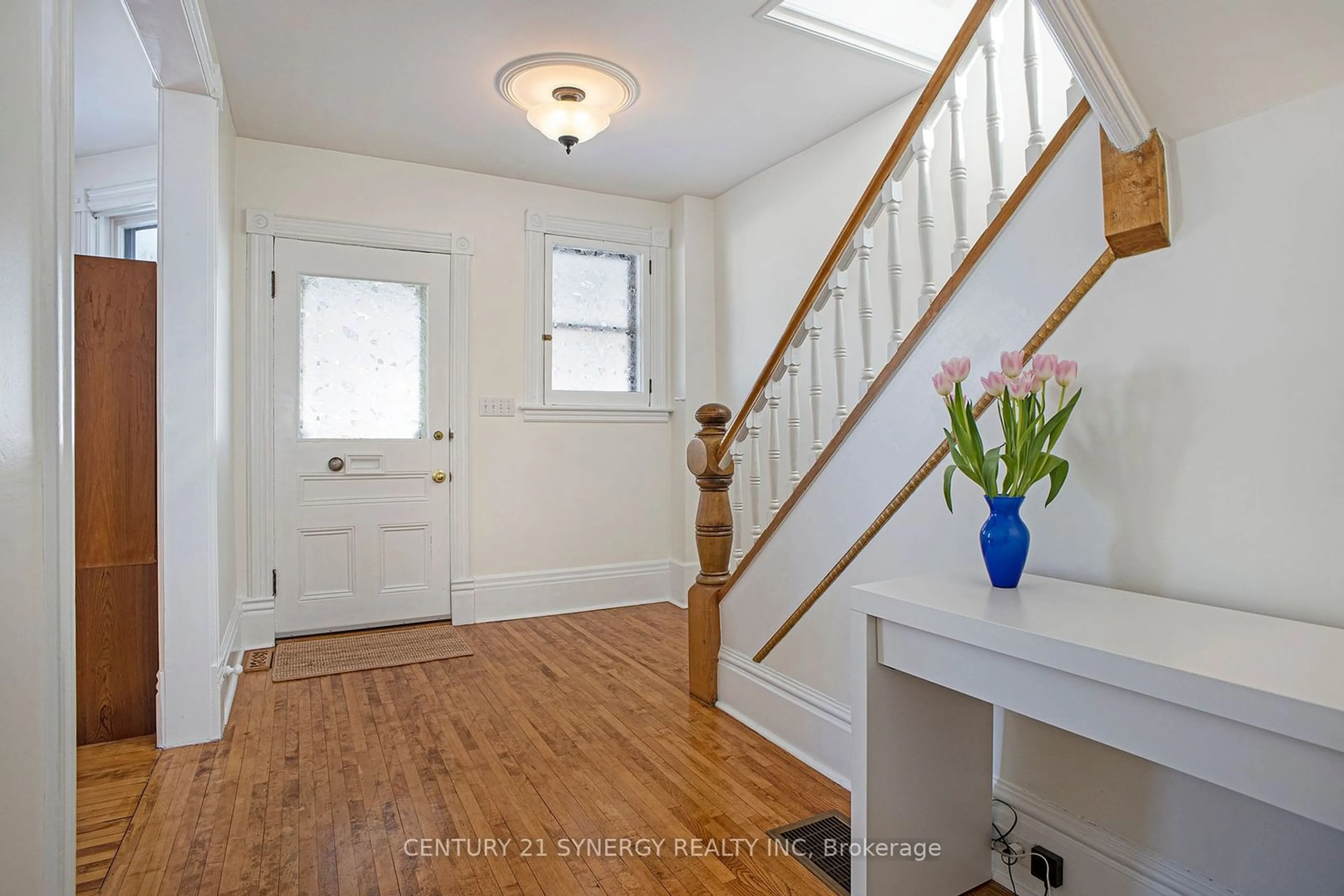 Indoor entryway for 96 Park St, Brockville Ontario K6V 2G7