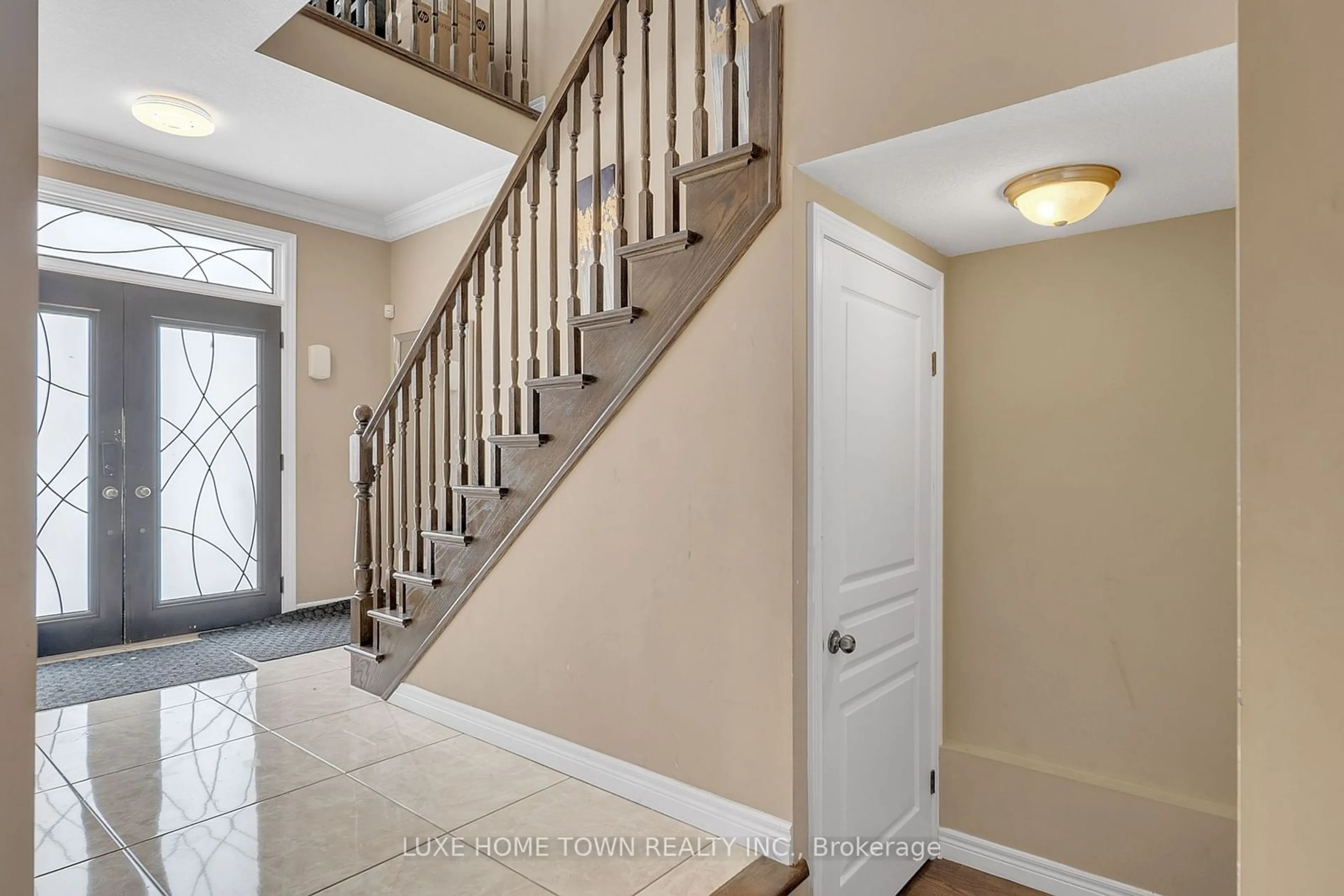 Indoor entryway for 36 Chartwell Circ, Hamilton Ontario L9A 0B7