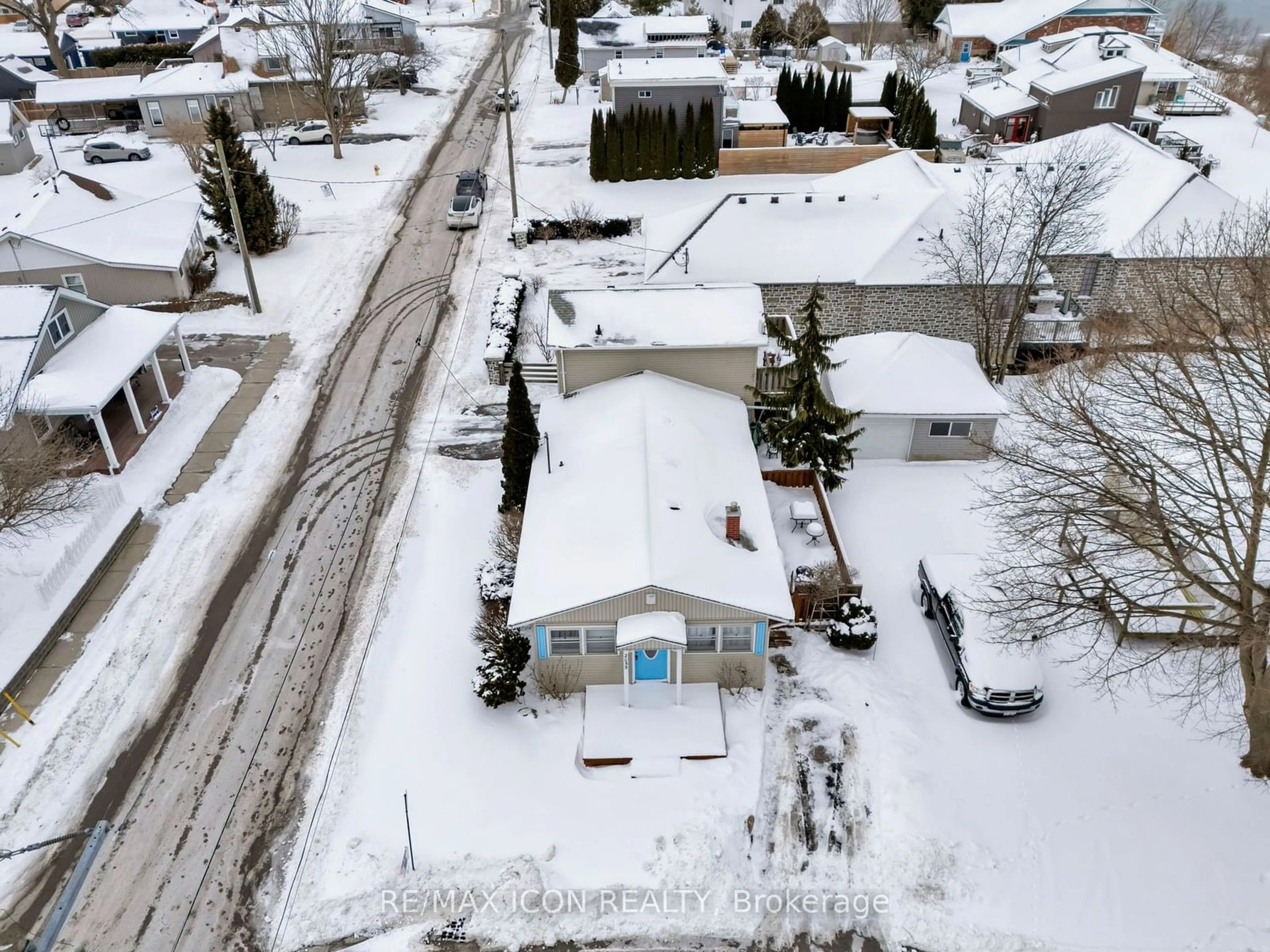 A pic from outside/outdoor area/front of a property/back of a property/a pic from drone, street for 2035 Erie St, Norfolk Ontario N0A 1N0