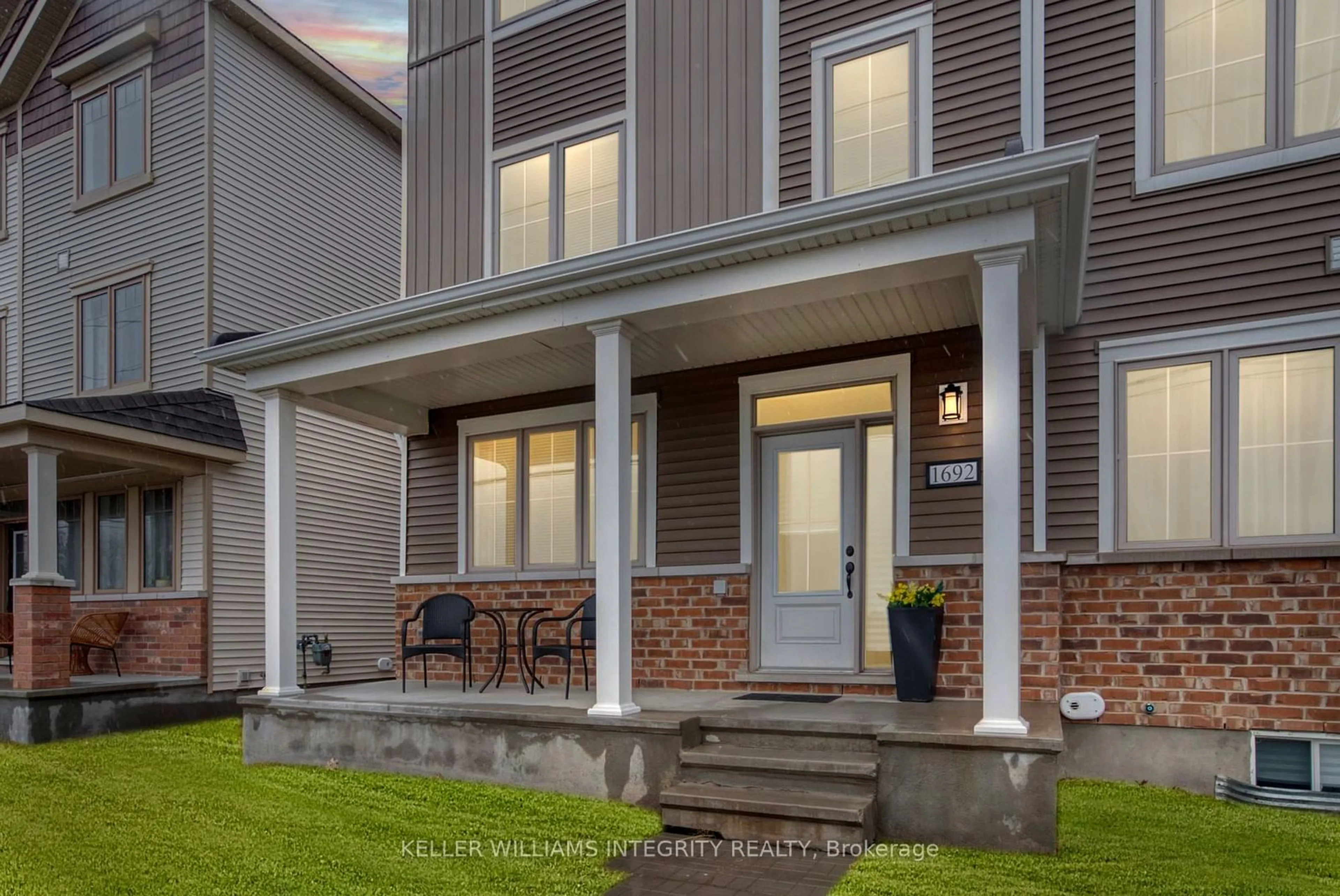 Home with vinyl exterior material, street for 1692 Maple Grove Rd, Stittsville - Munster - Richmond Ontario K2S 2R3