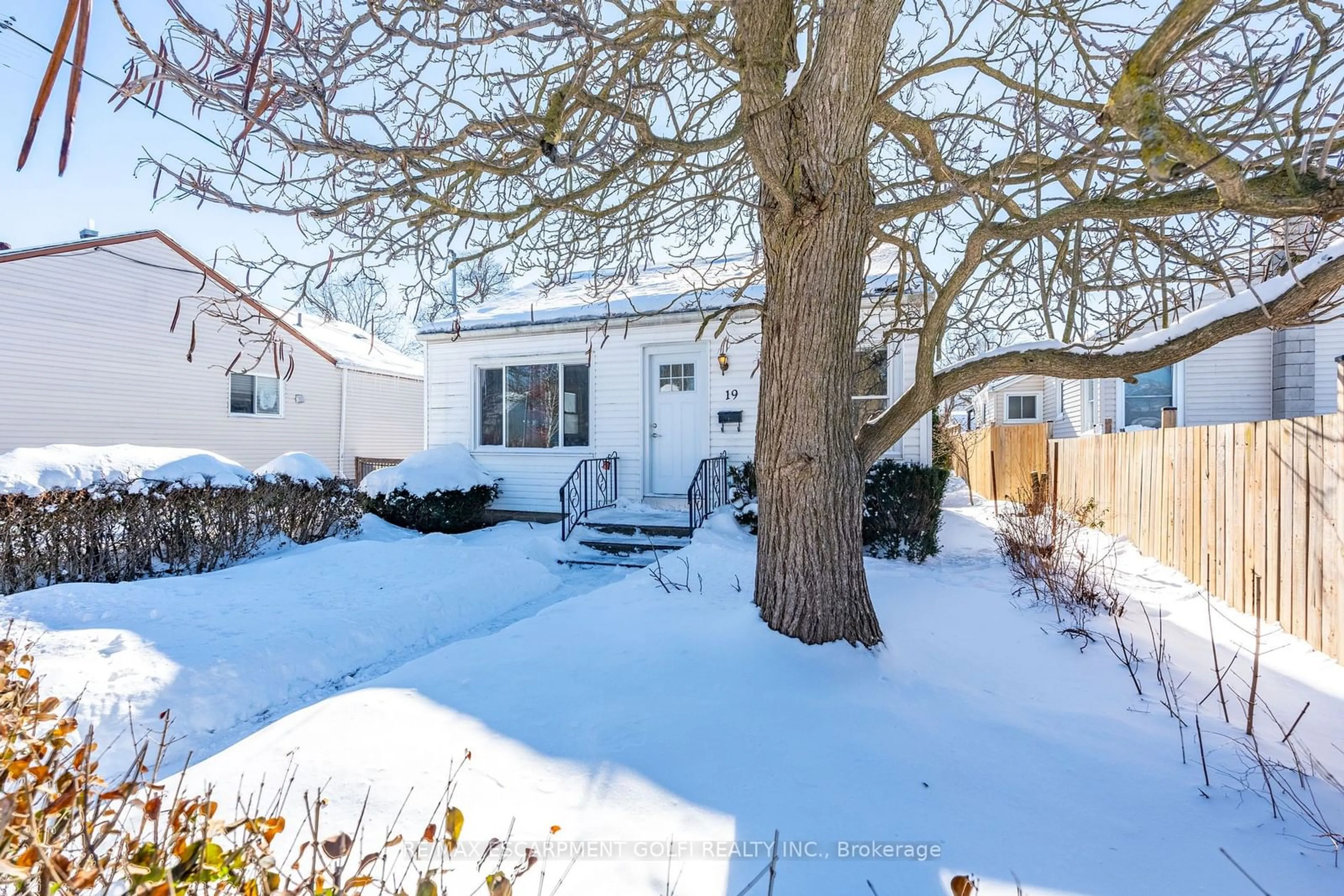 A pic from outside/outdoor area/front of a property/back of a property/a pic from drone, street for 19 WESTON Rd, St. Catharines Ontario L2S 2A1