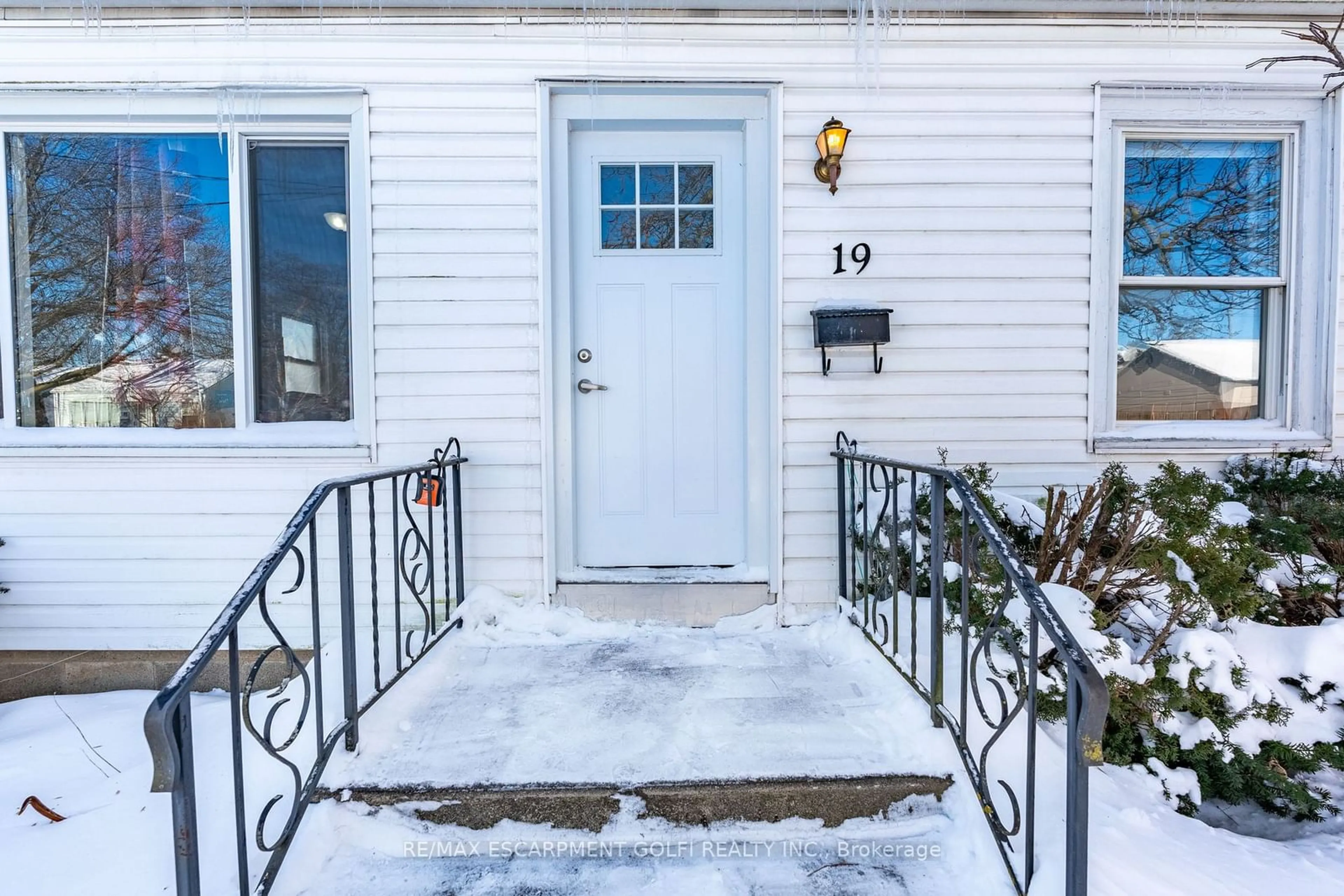 Indoor entryway for 19 WESTON Rd, St. Catharines Ontario L2S 2A1