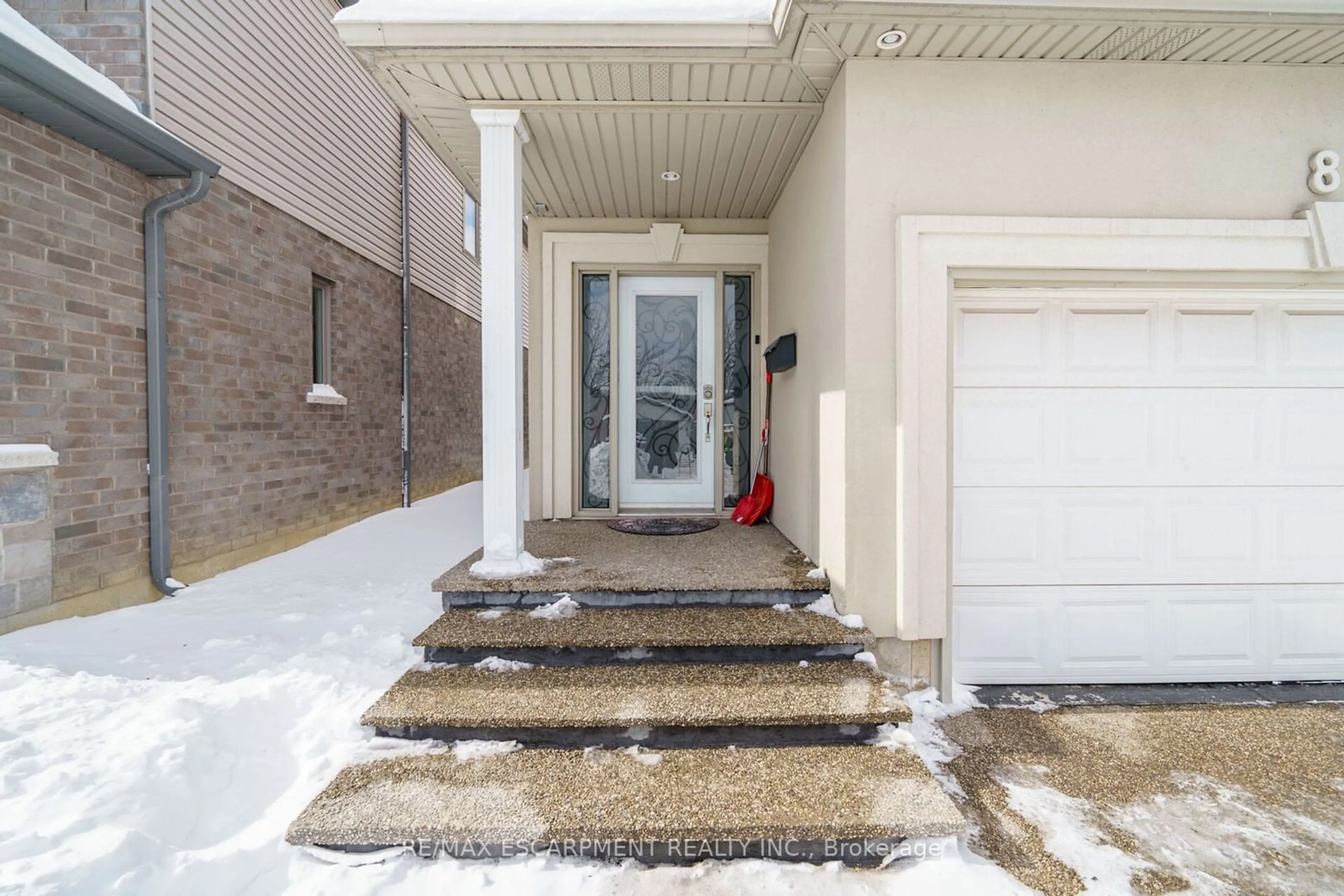 Indoor entryway for 8 Knowles St, Hamilton Ontario L8K 3V5