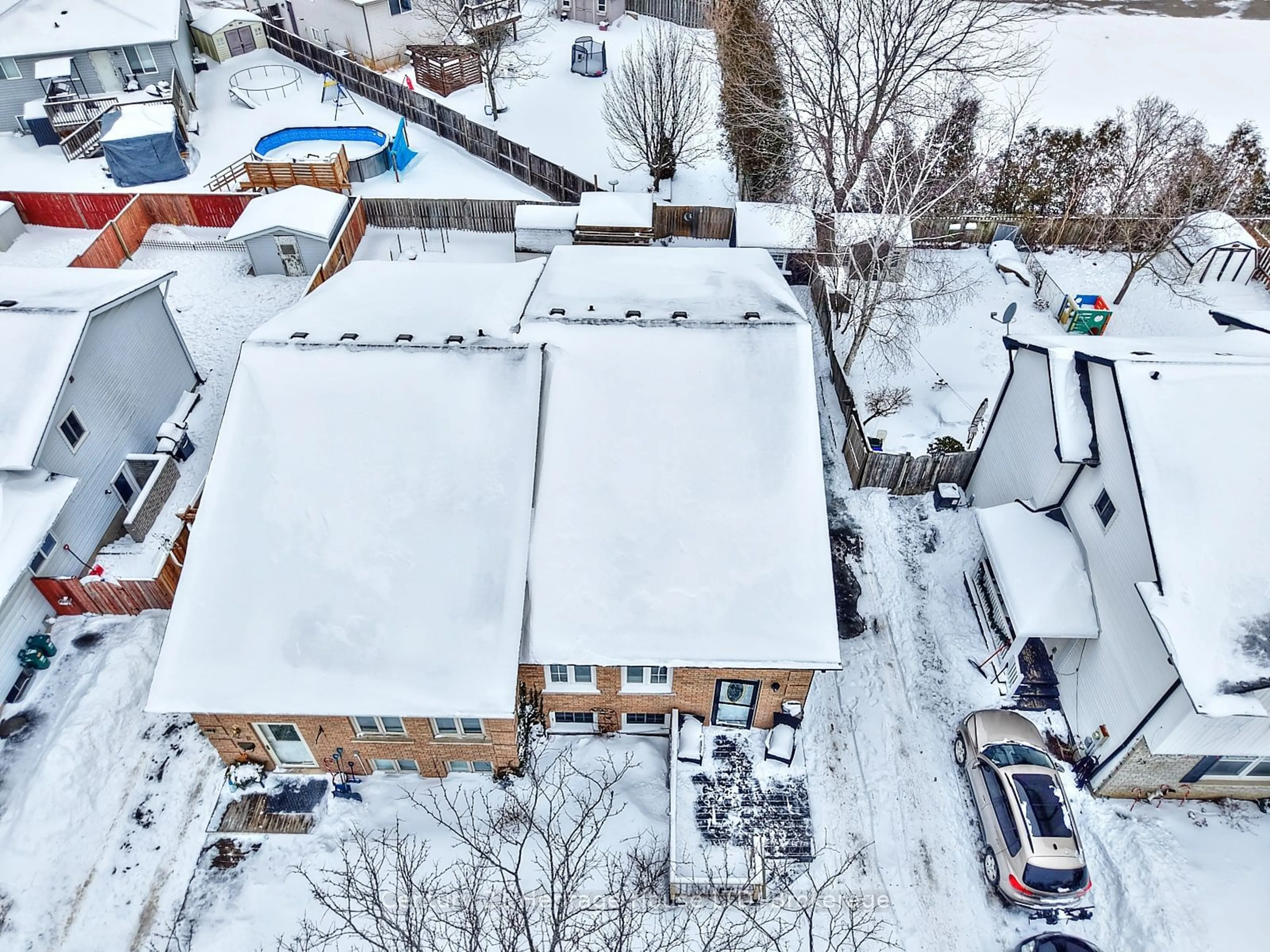 A pic from outside/outdoor area/front of a property/back of a property/a pic from drone, street for 27 Mayfair Dr, Welland Ontario L3C 7A1