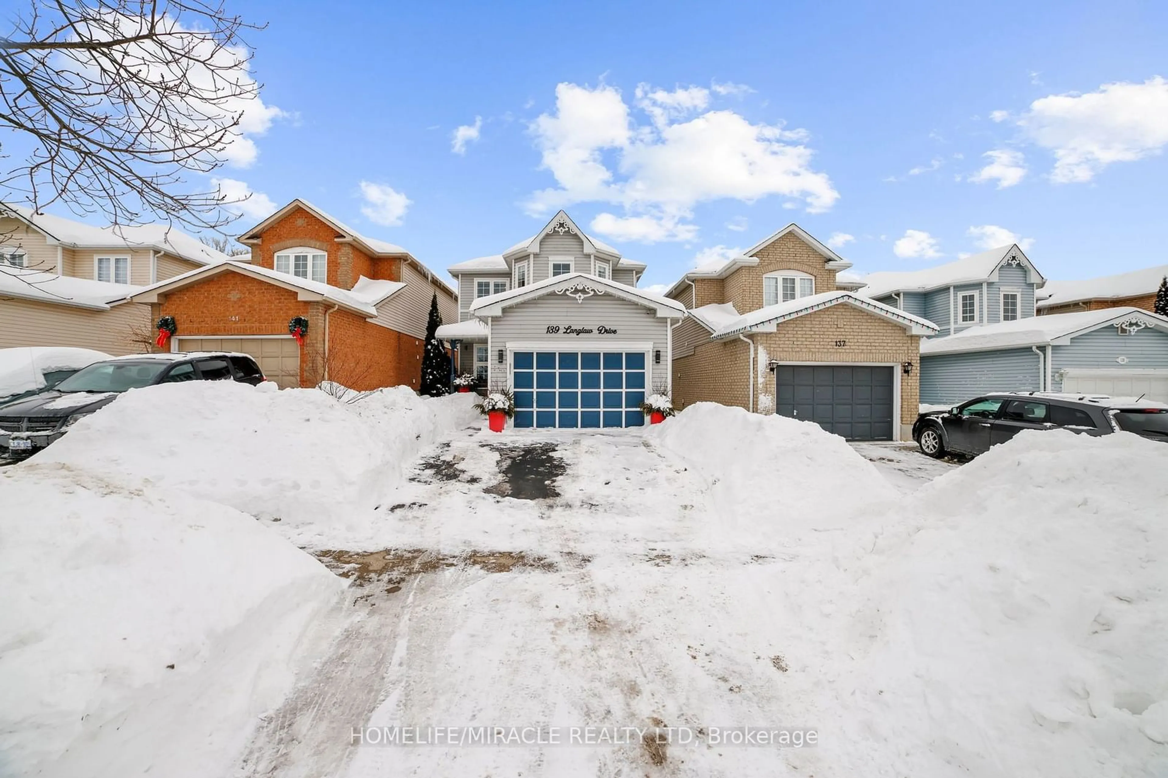 A pic from outside/outdoor area/front of a property/back of a property/a pic from drone, street for 139 Langlaw Dr, Cambridge Ontario N1P 1H9