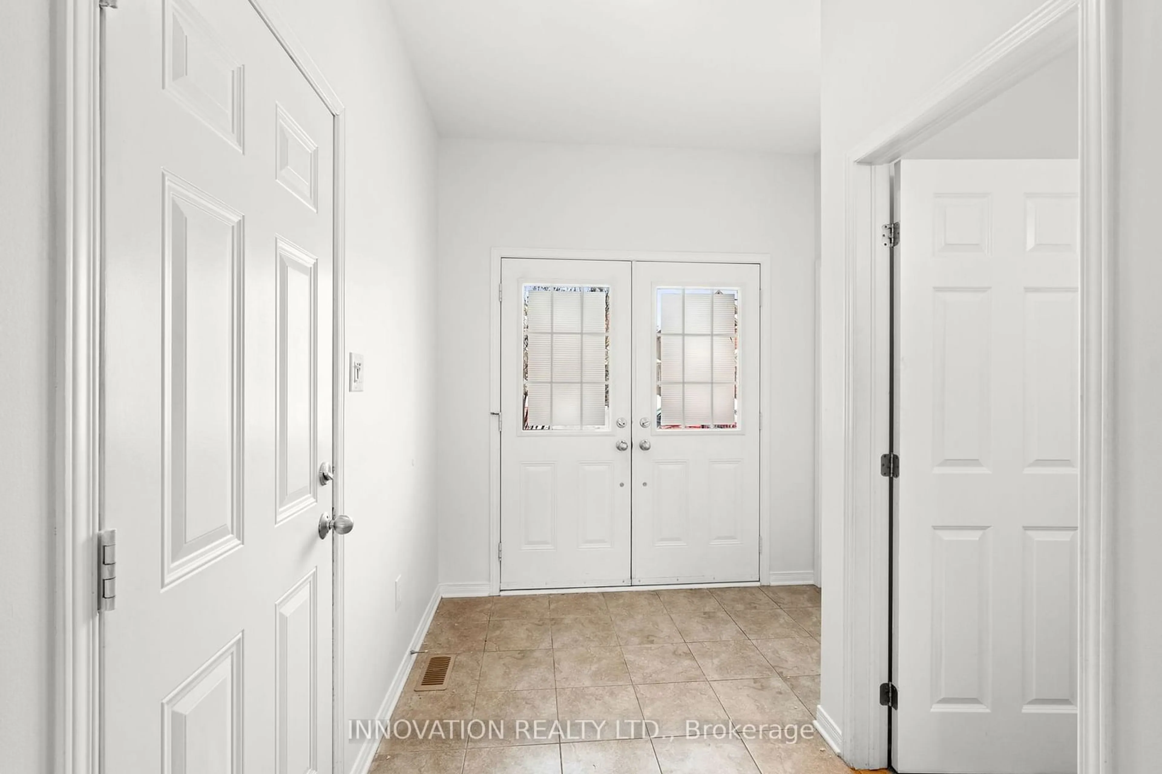 Indoor entryway for 520 Fordell Ave, Kanata Ontario K2W 0B4