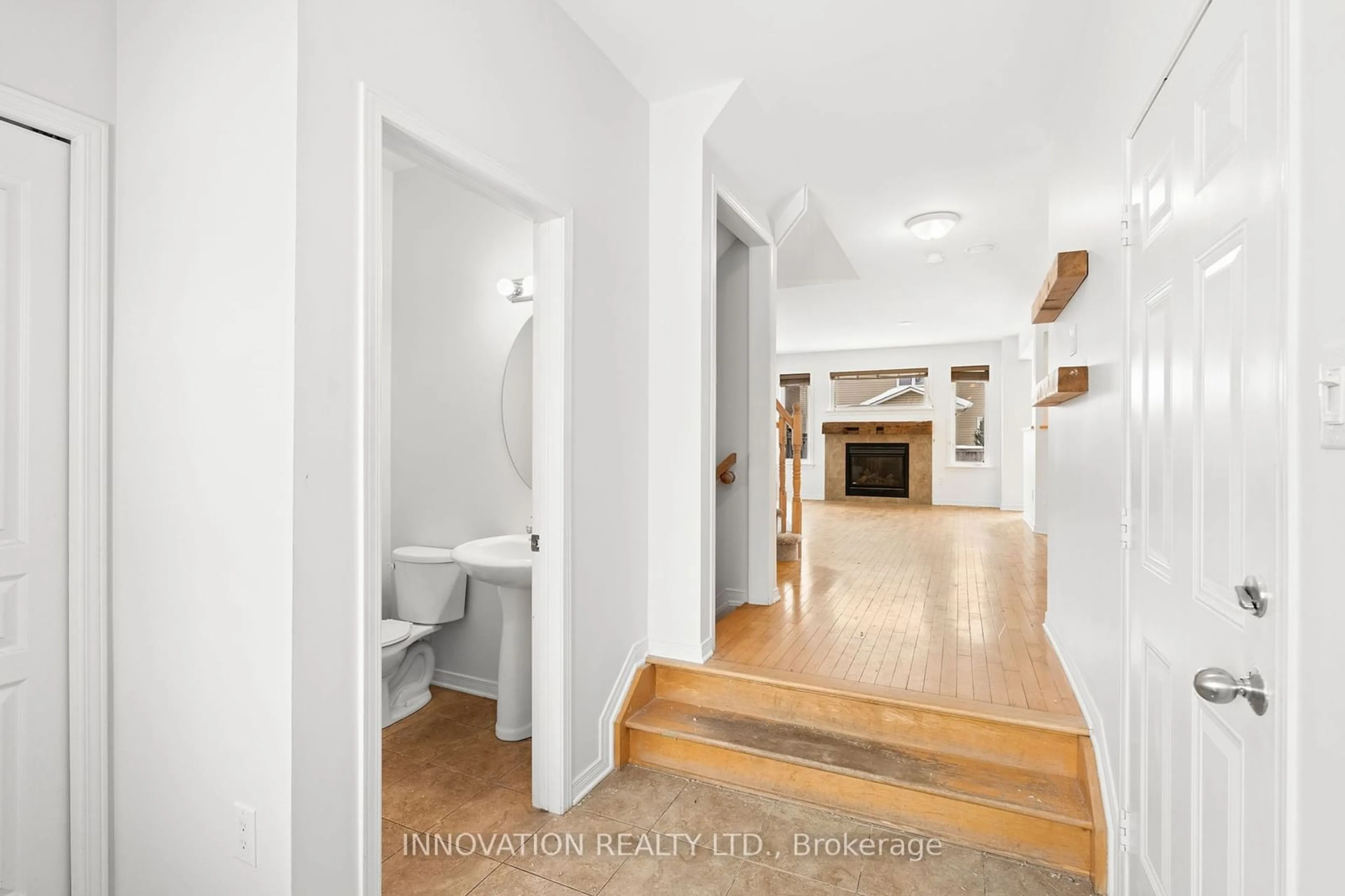 Indoor foyer for 520 Fordell Ave, Kanata Ontario K2W 0B4