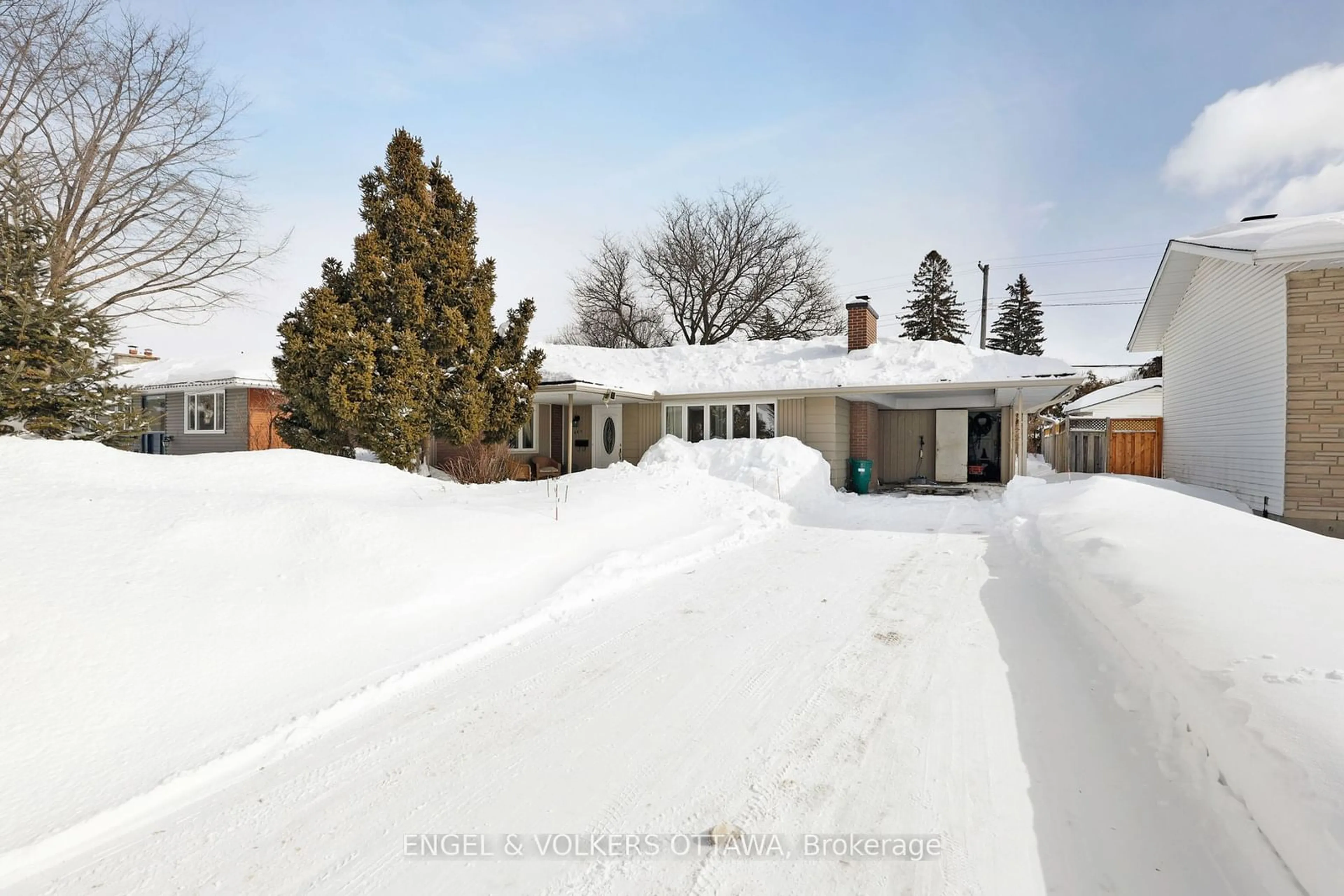 A pic from outside/outdoor area/front of a property/back of a property/a pic from drone, street for 2665 Colman St, Billings Bridge - Riverside Park and Area Ontario K1V 8J7