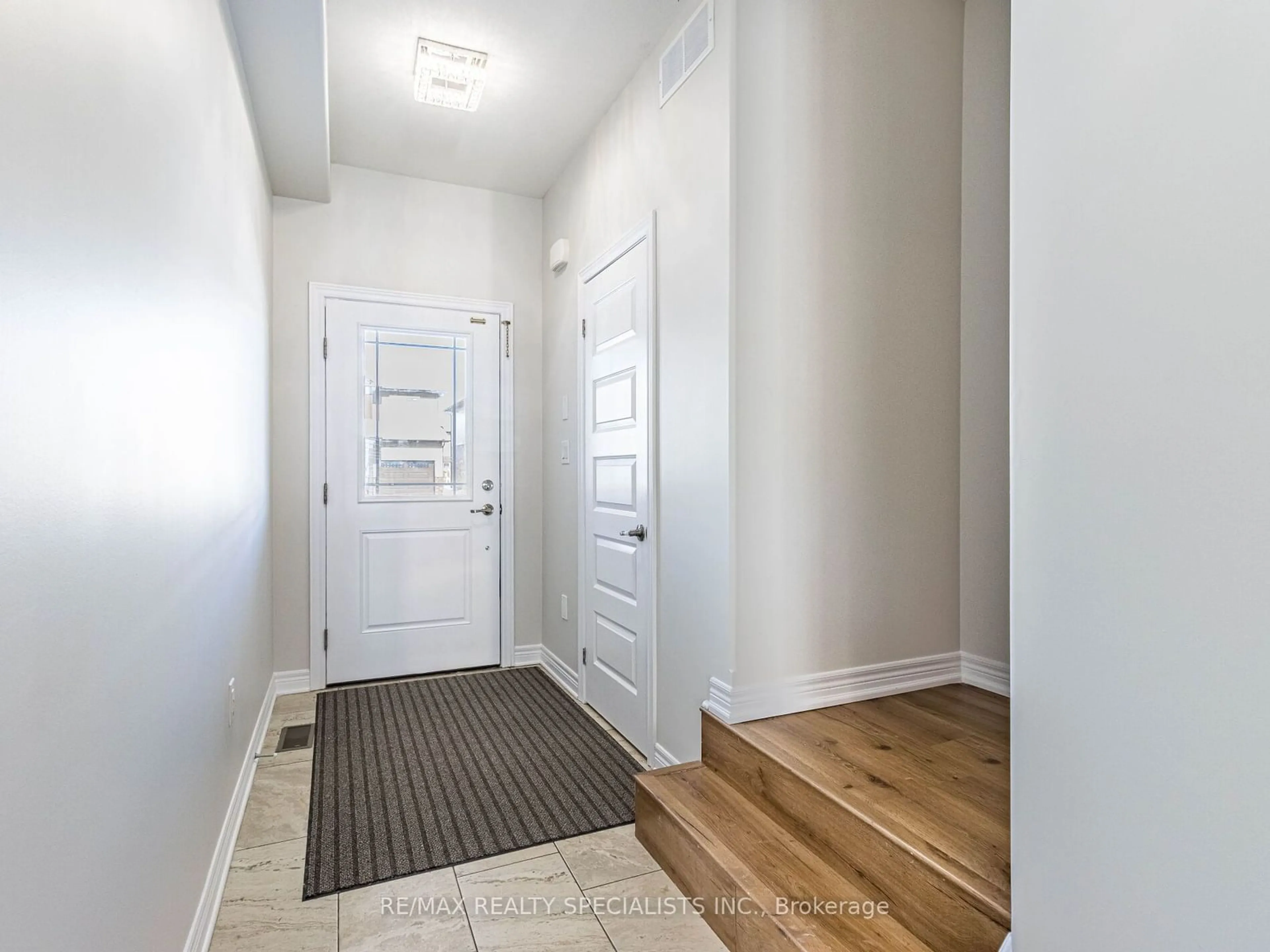 Indoor entryway for 13 HARMONY Way, Thorold Ontario L2V 0H1