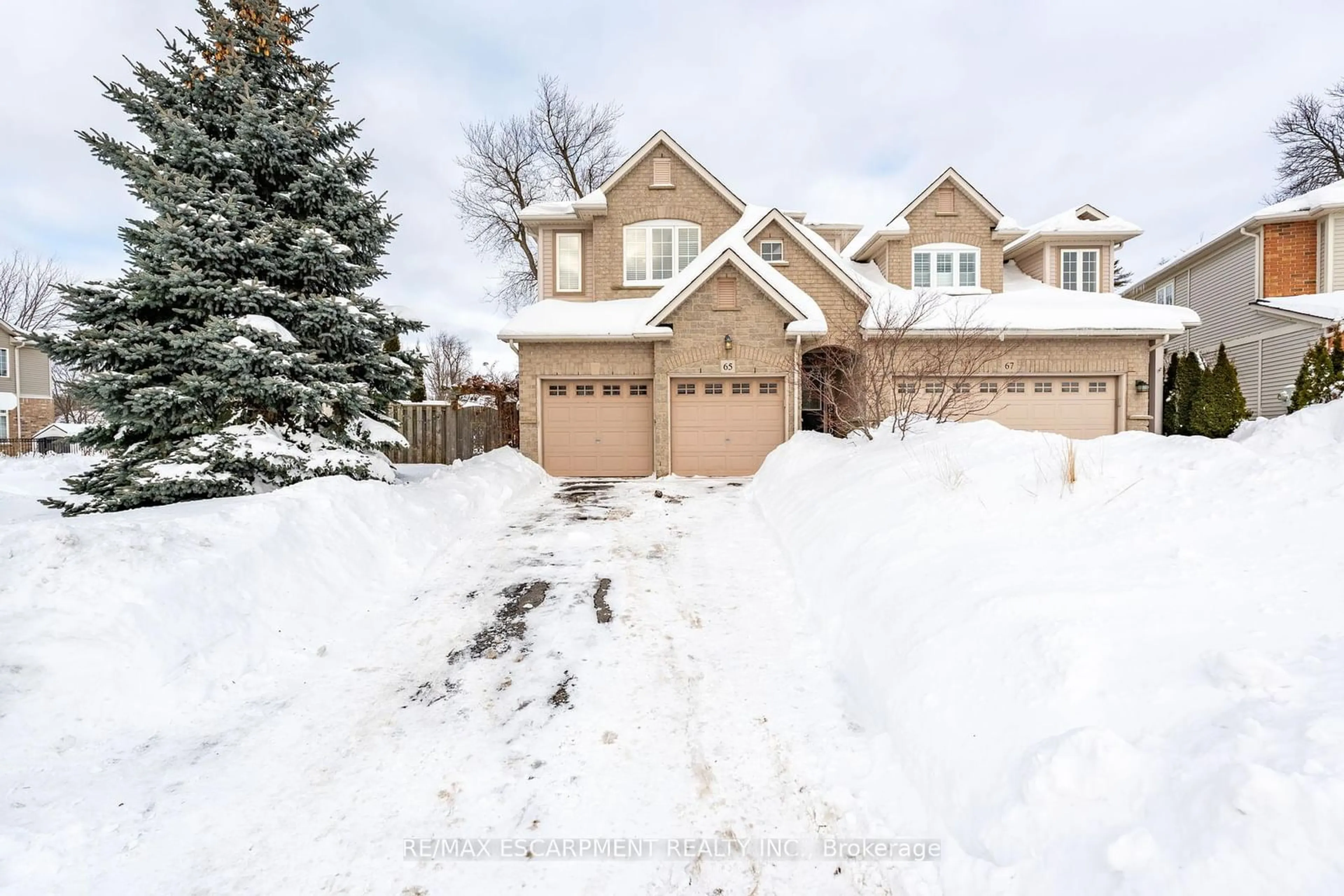 A pic from outside/outdoor area/front of a property/back of a property/a pic from drone, street for 65 Goldenview Crt, Hamilton Ontario L8B 0L3