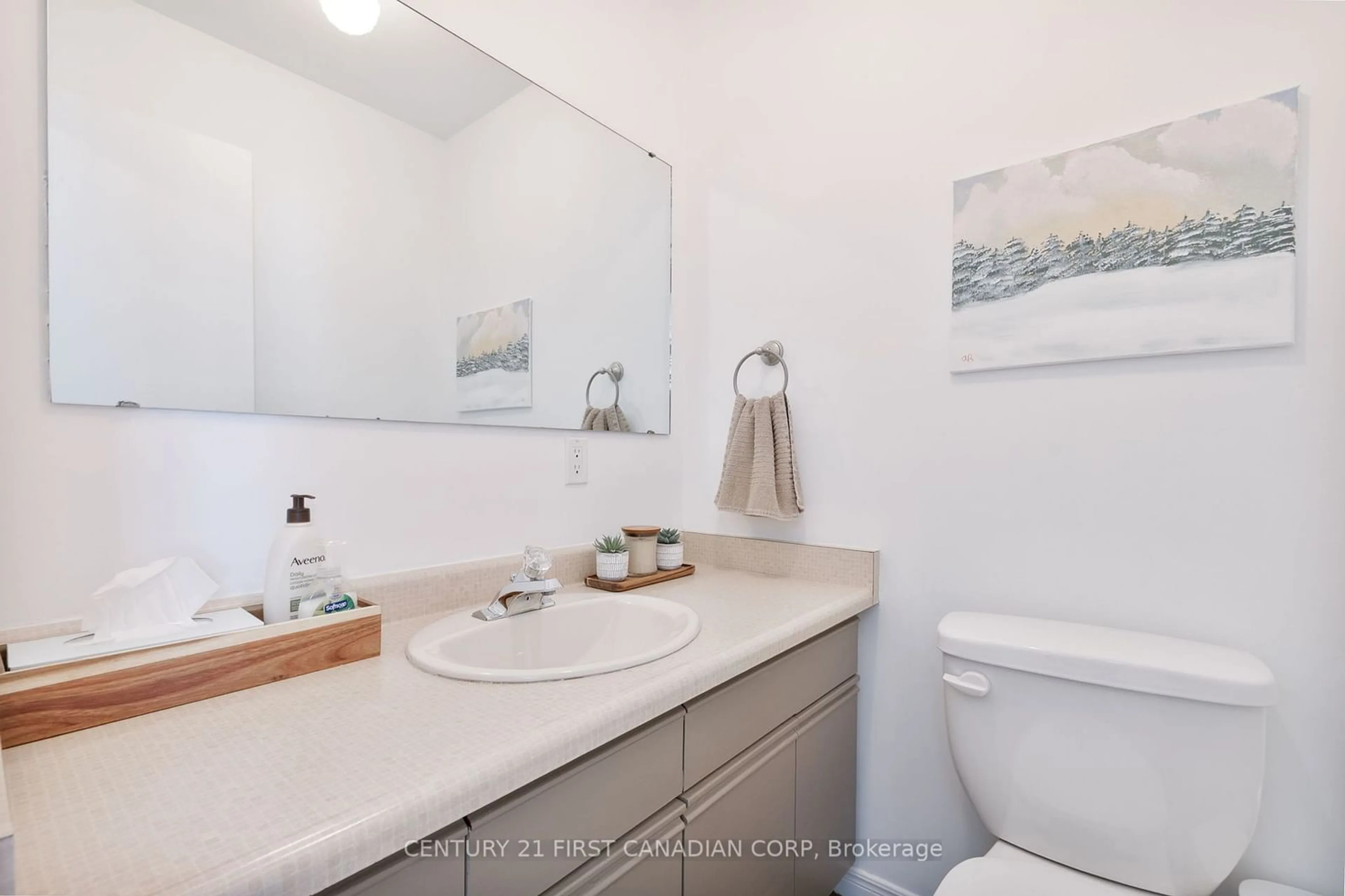 Standard bathroom, ceramic/tile floor for 79 Dufferin St, Aylmer Ontario N5H 2L9