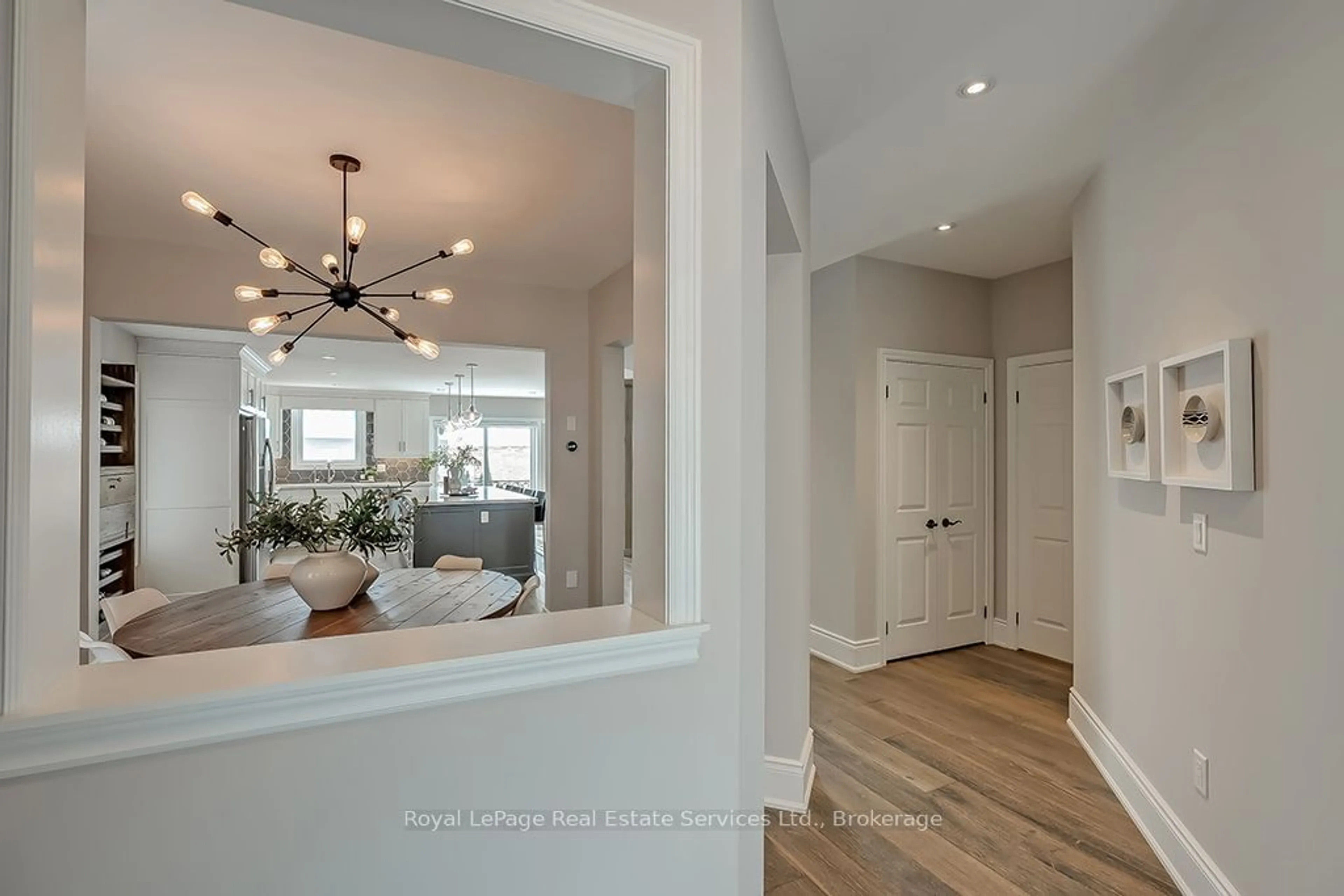 Indoor entryway for 59 Livingstone Dr, Hamilton Ontario L9H 7S4