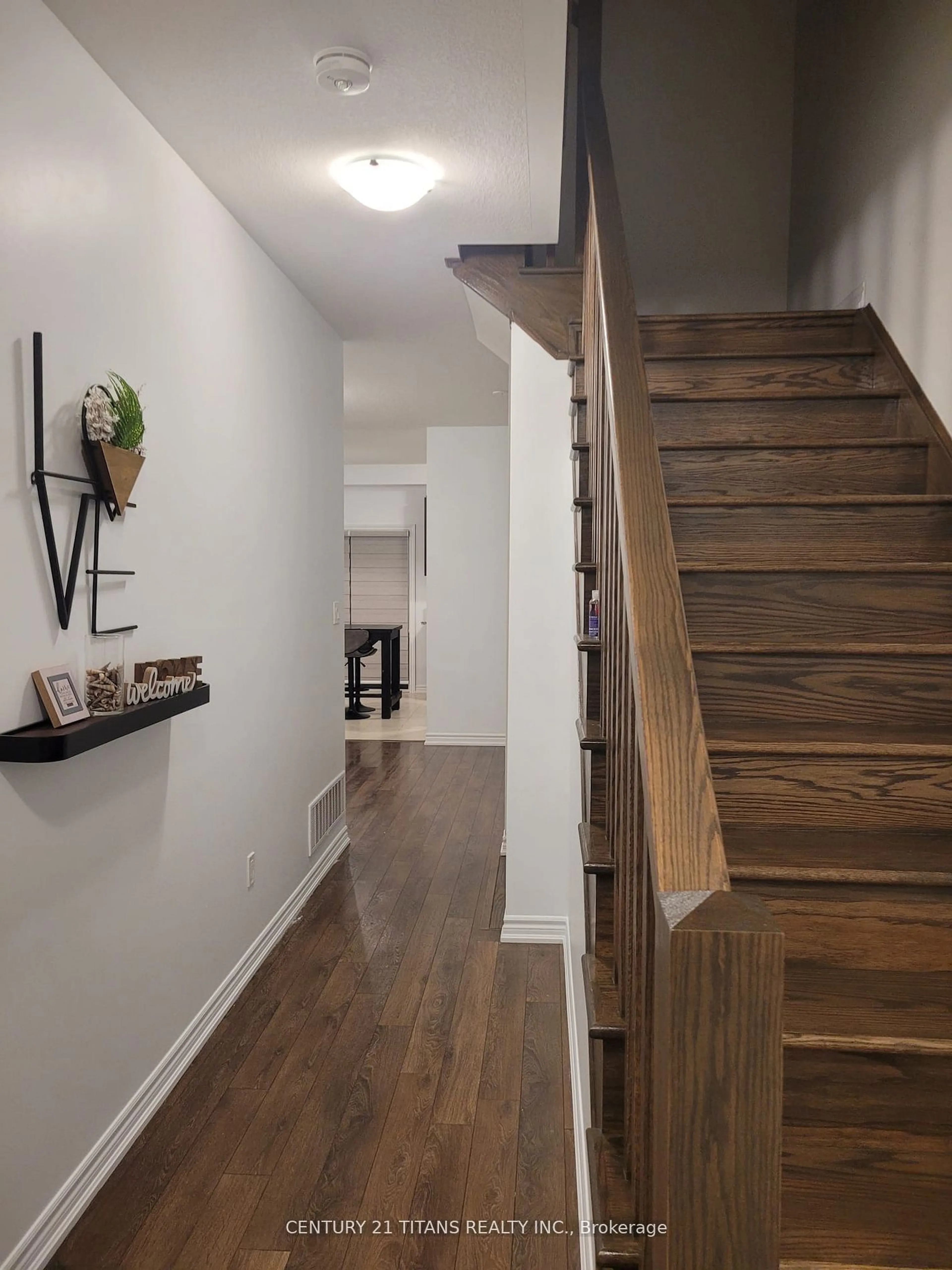 Indoor entryway for 28 Scenic Ridge Gate, Brant Ontario N3L 0K4