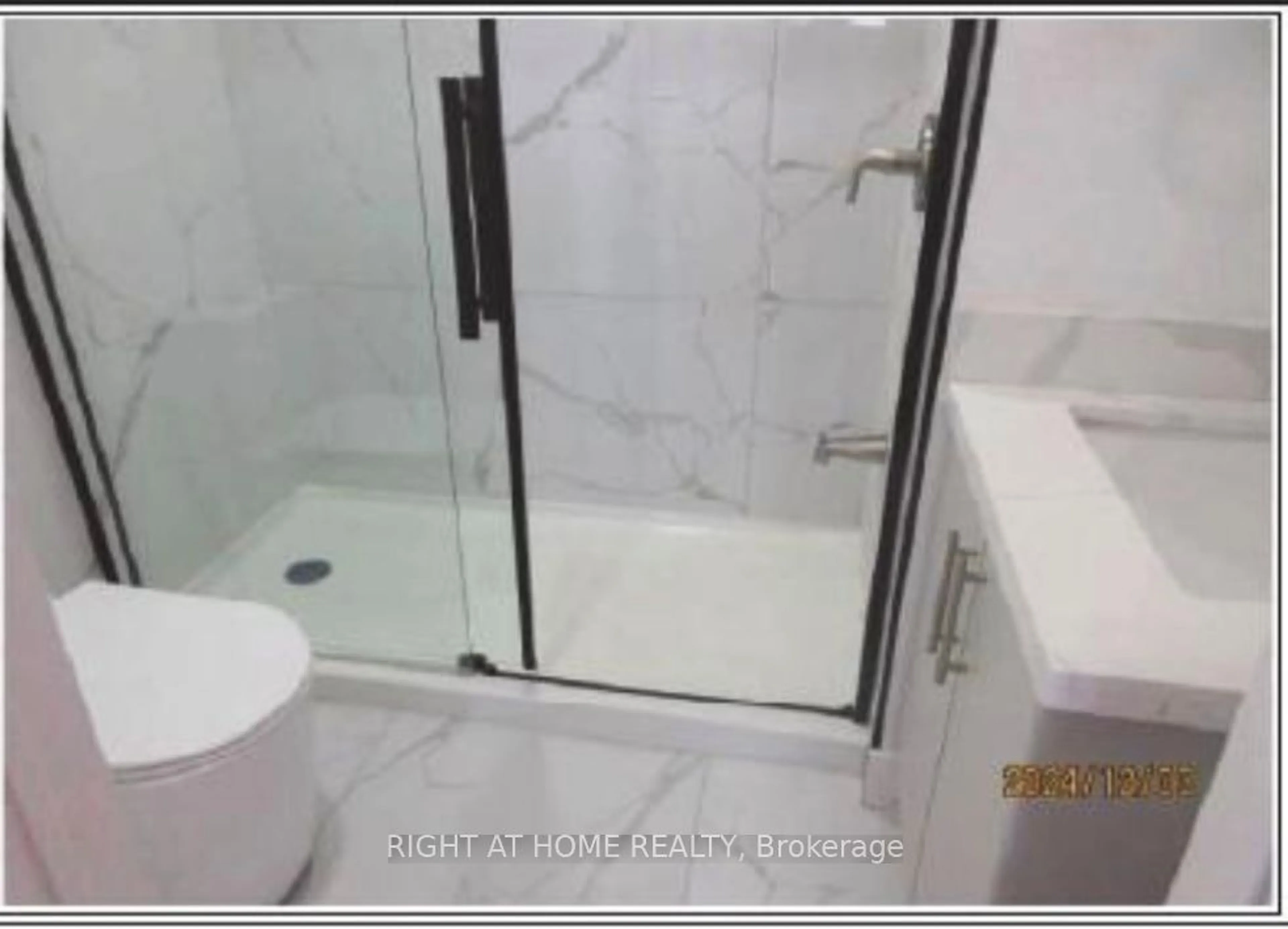 Standard bathroom, ceramic/tile floor for 19 NIAGARA Rd, Kitchener Ontario N2B 1T1