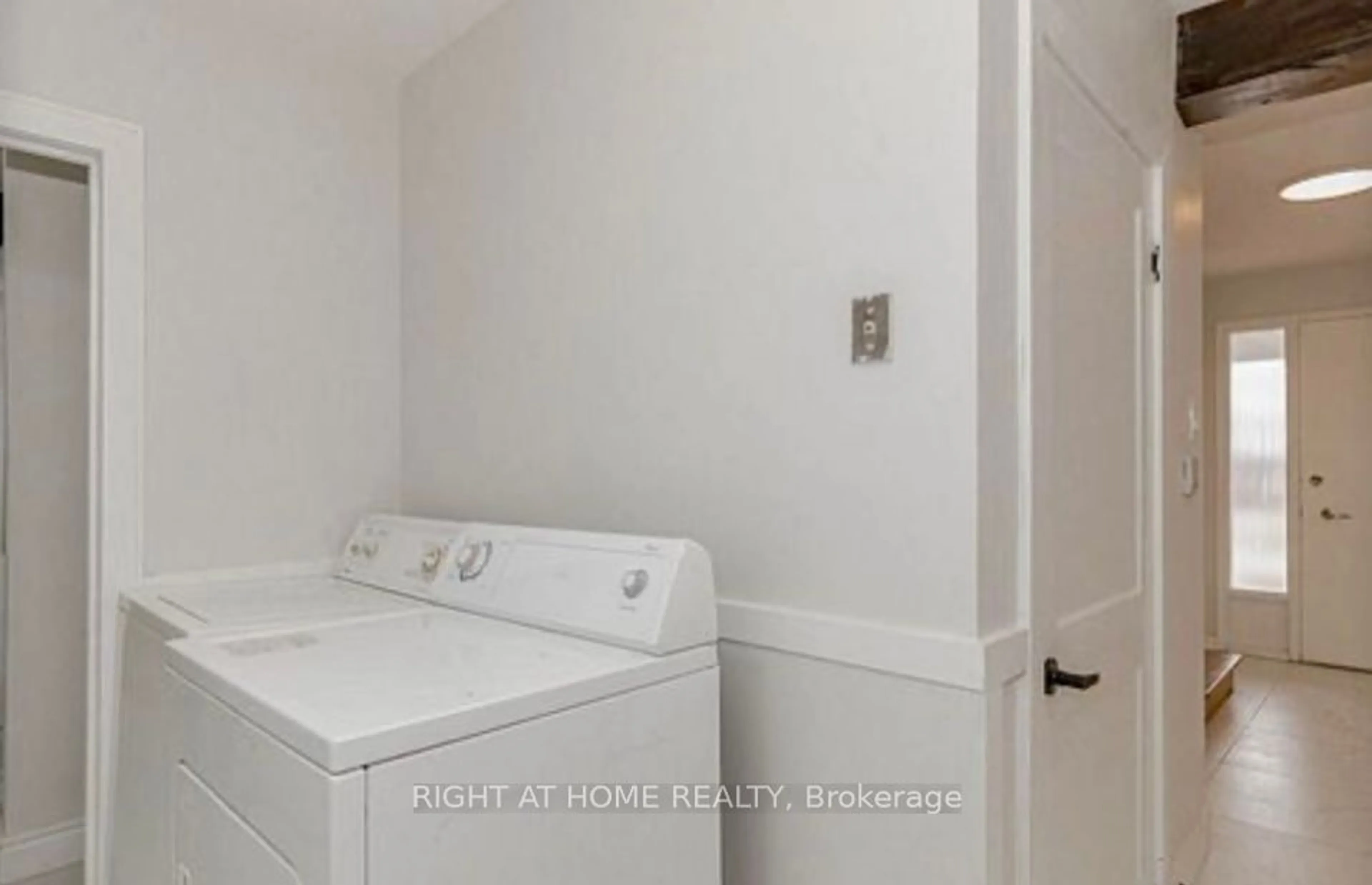 Laundry room for 19 NIAGARA Rd, Kitchener Ontario N2B 1T1