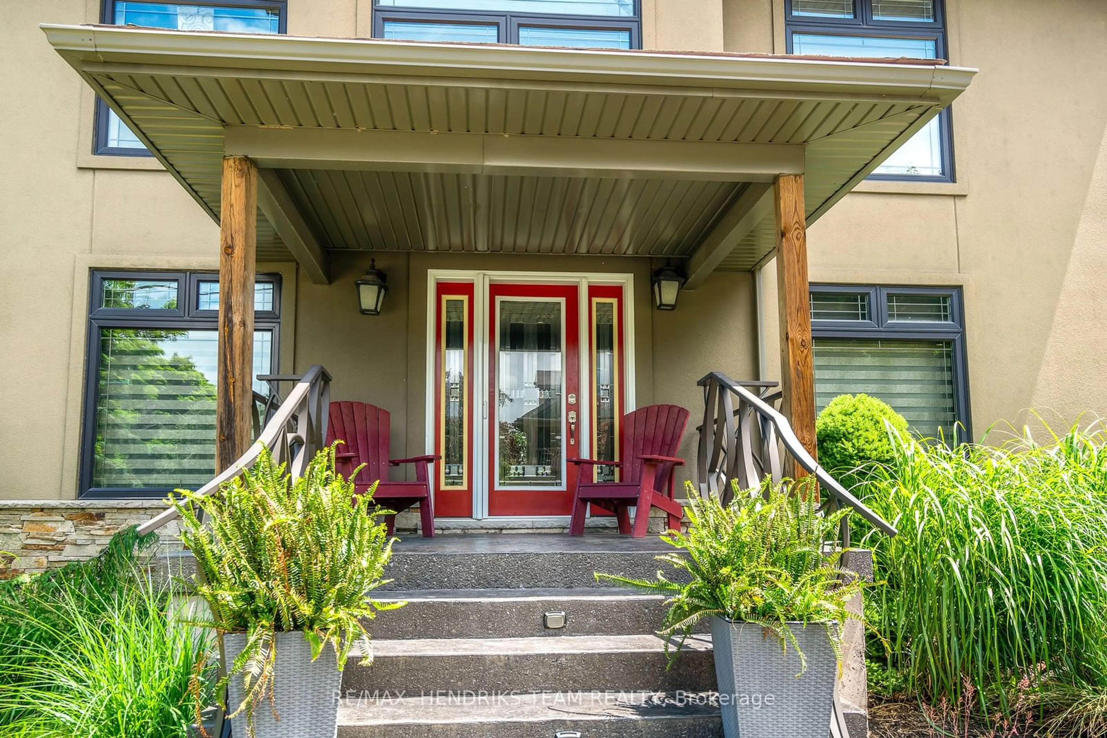 Indoor entryway for 4 FRONT St, Niagara-on-the-Lake Ontario L0S 1J0