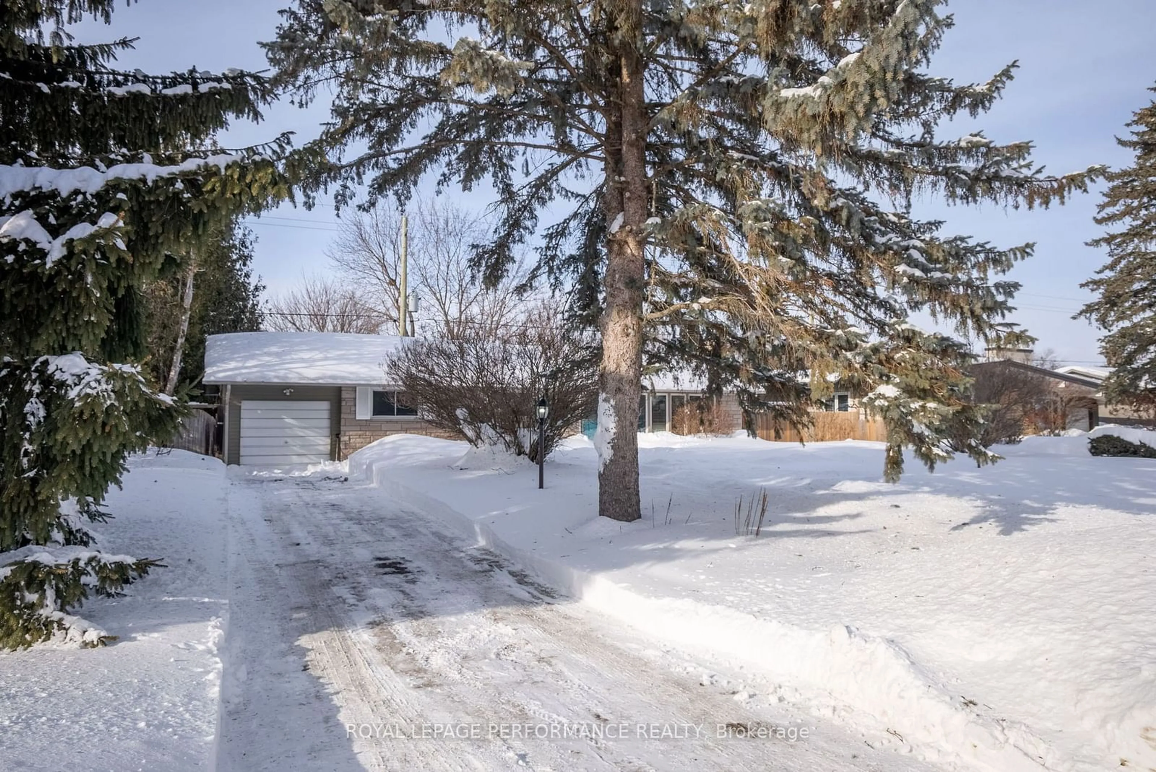 A pic from outside/outdoor area/front of a property/back of a property/a pic from drone, street for 11 Evergreen Dr, Bells Corners and South to Fallowfield Ontario K2H 6C4