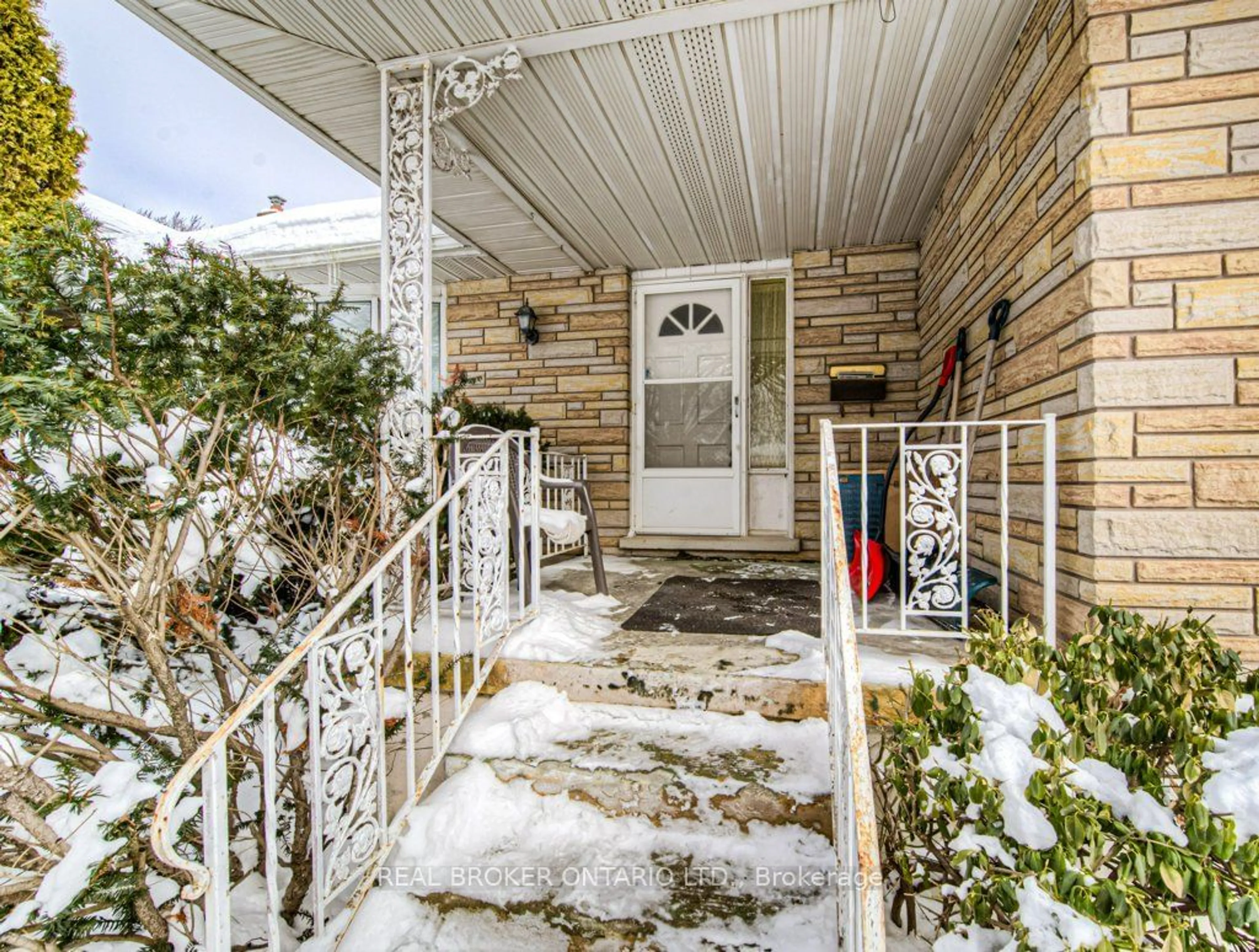 Indoor entryway for 42 Bettley Cres, Kitchener Ontario N2B 2N8