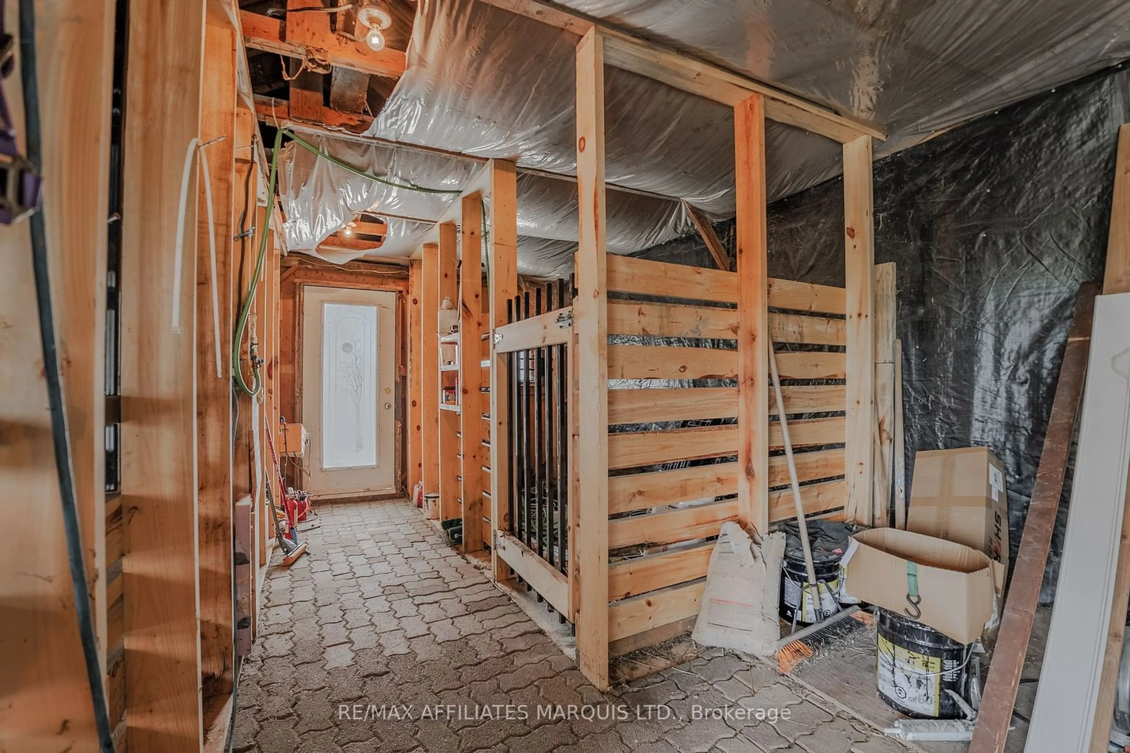 Indoor entryway for 20169 Beaupre Rd, South Glengarry Ontario K0C 1L0