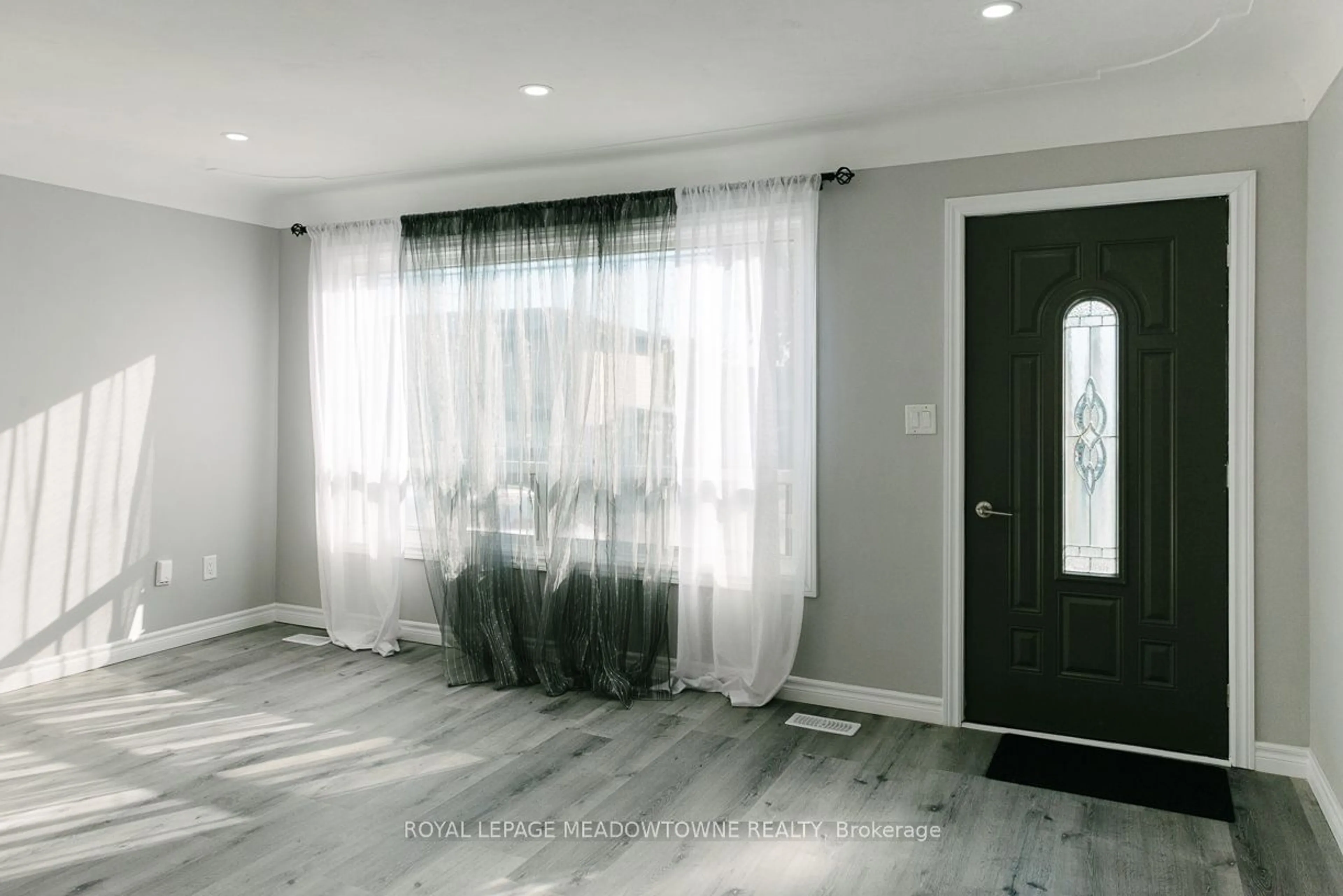 Indoor entryway for 673 Knox Ave, Hamilton Ontario L8H 6K4