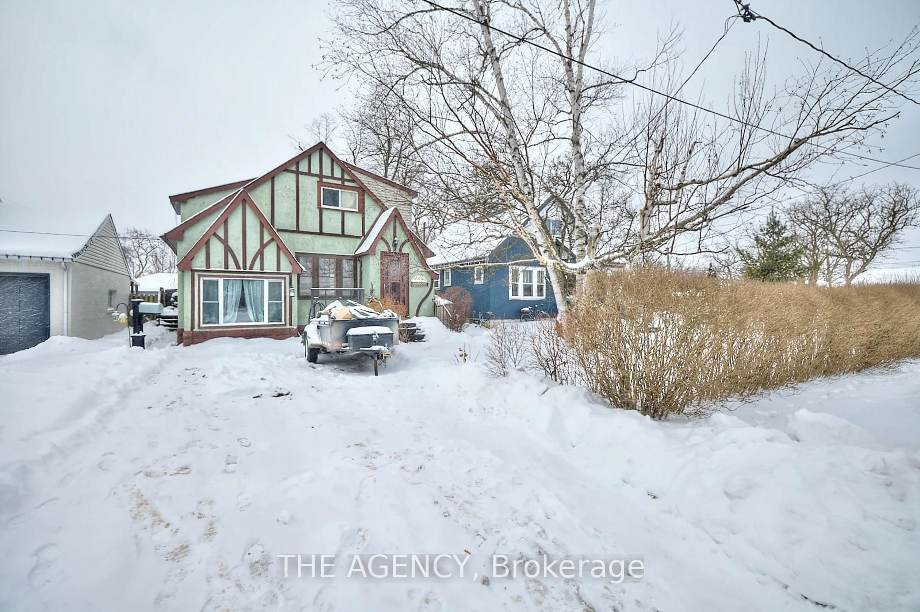 A pic from outside/outdoor area/front of a property/back of a property/a pic from drone, street for 9 Wade St, Welland Ontario L3C 5H3