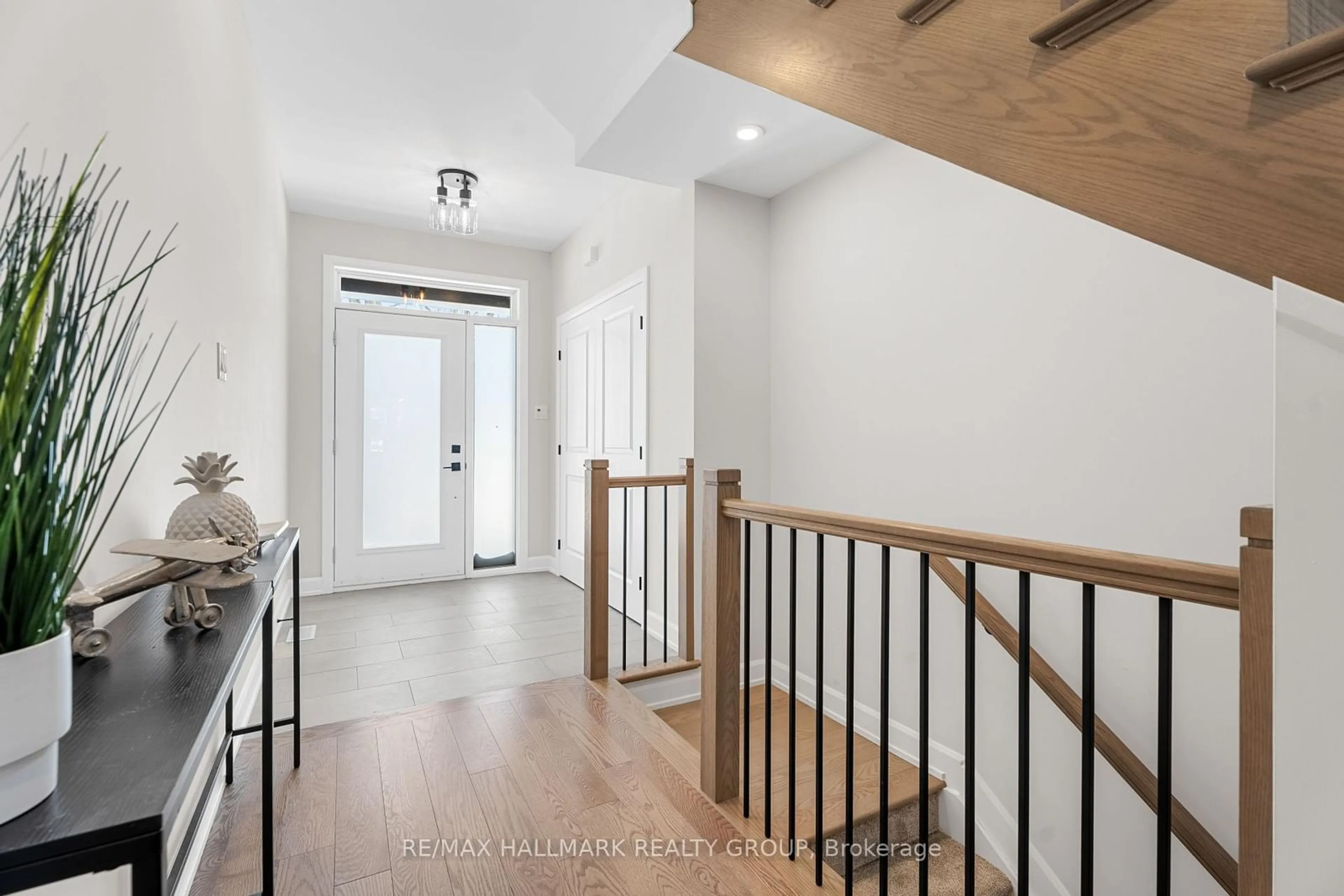 Indoor entryway for 13B King St, Stittsville - Munster - Richmond Ontario K0A 2Z0