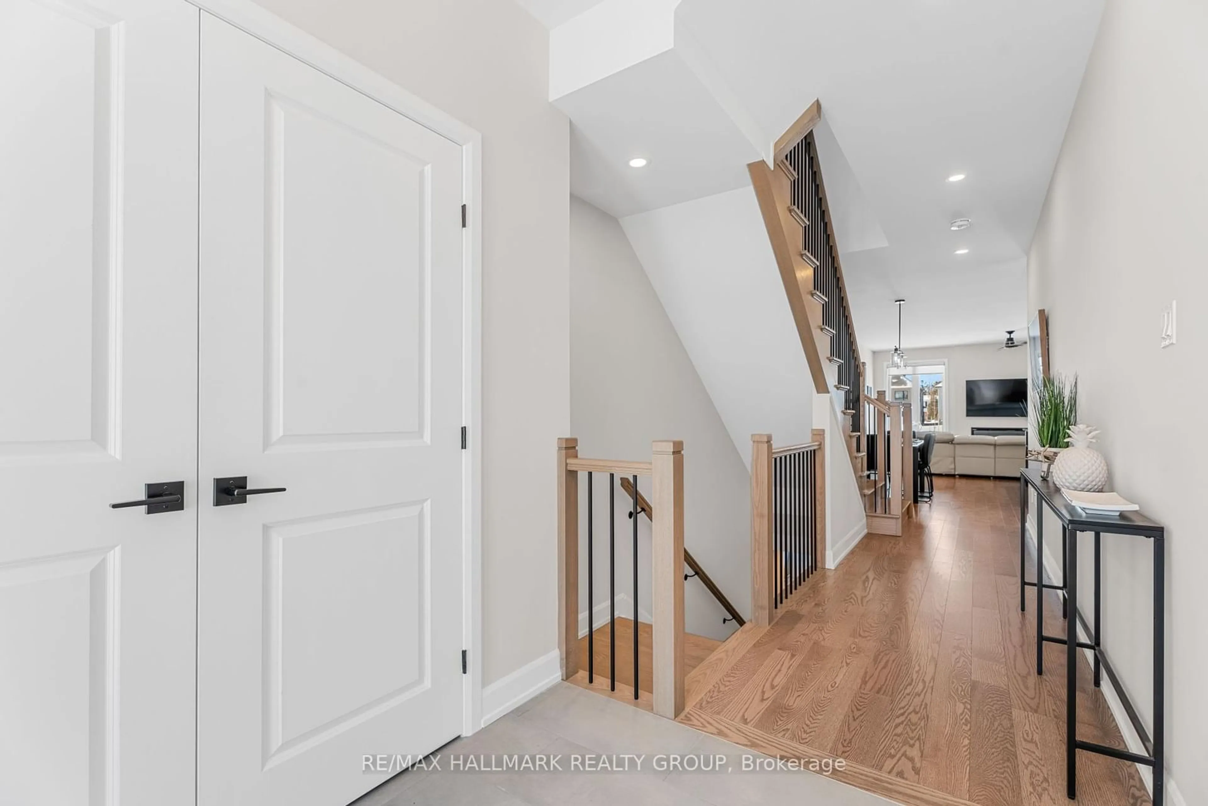 Indoor entryway for 13B King St, Stittsville - Munster - Richmond Ontario K0A 2Z0