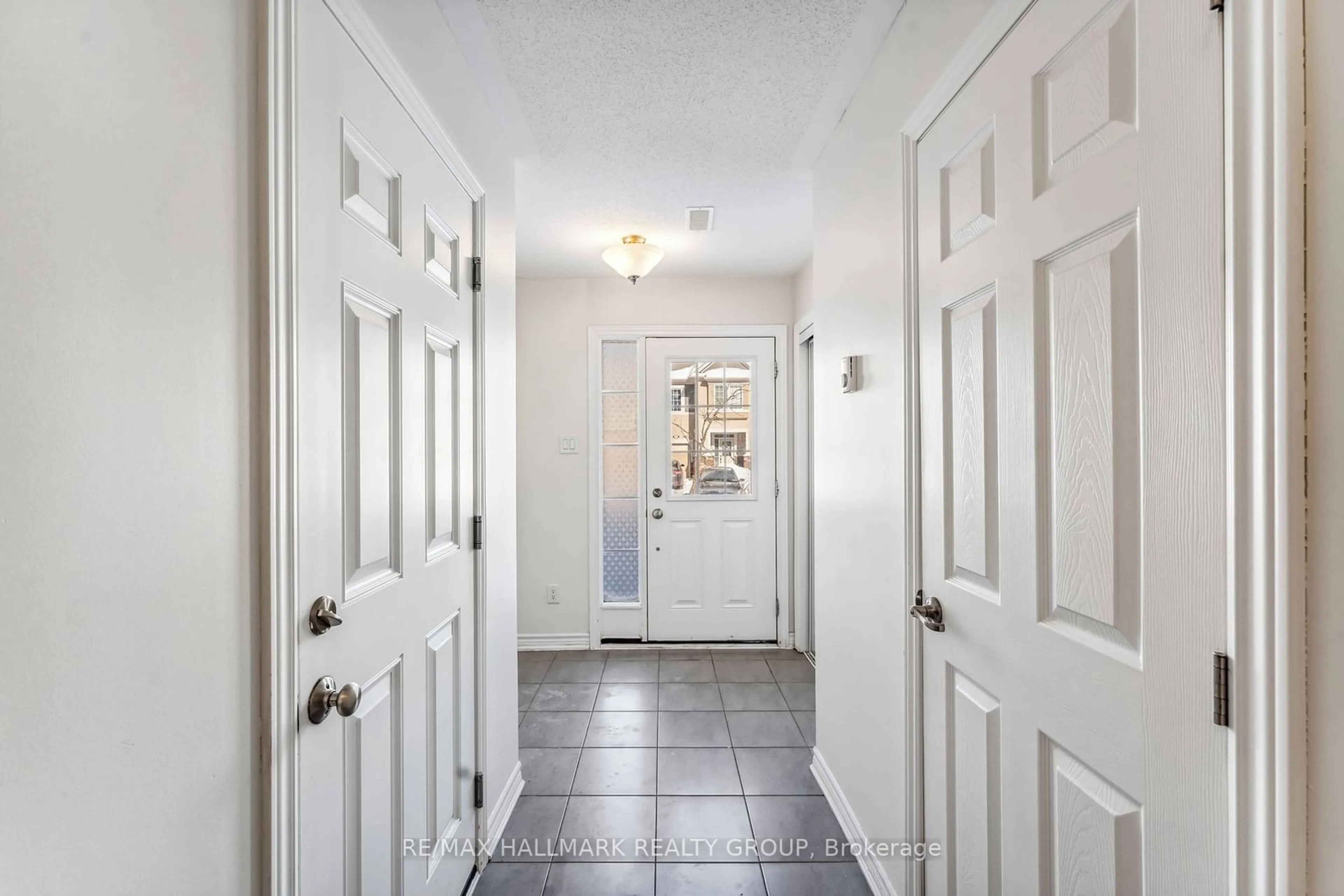 Indoor entryway for 567 Roundleaf Way, Kanata Ontario K2S 1E7